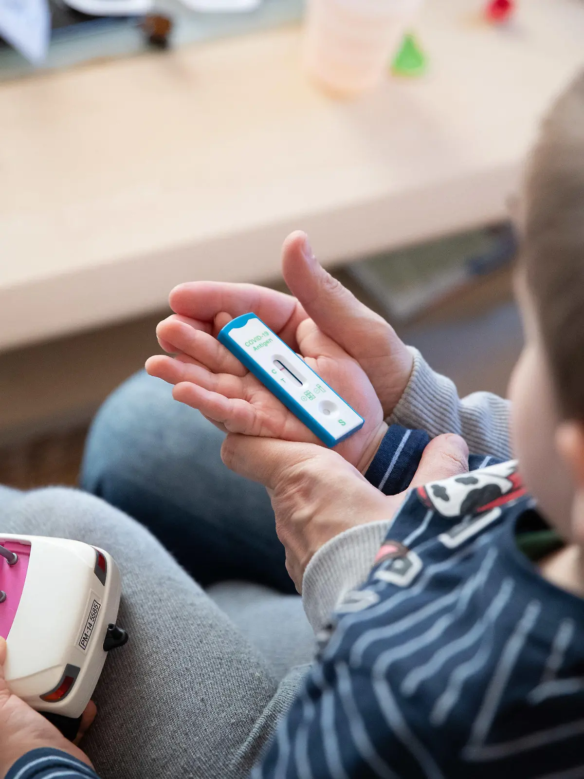 26.03.2021, Niedersachsen, Osnabrück: Mutter und Kind warten daheim auf das Ergebnis von einem Corona-Selbsttest bevor das Kind in die Kindertagesstätte gebracht wird. Die Stadt Osnabrück testet in zwei Einrichtungen Corona-Selbsttests für Kitakinder. Foto: Friso Gentsch/dpa +++ dpa-Bildfunk +++