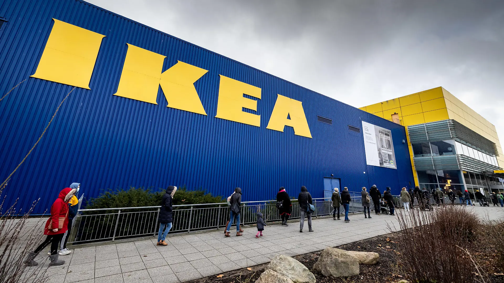 Warteschlange vor Ikea in Kiel