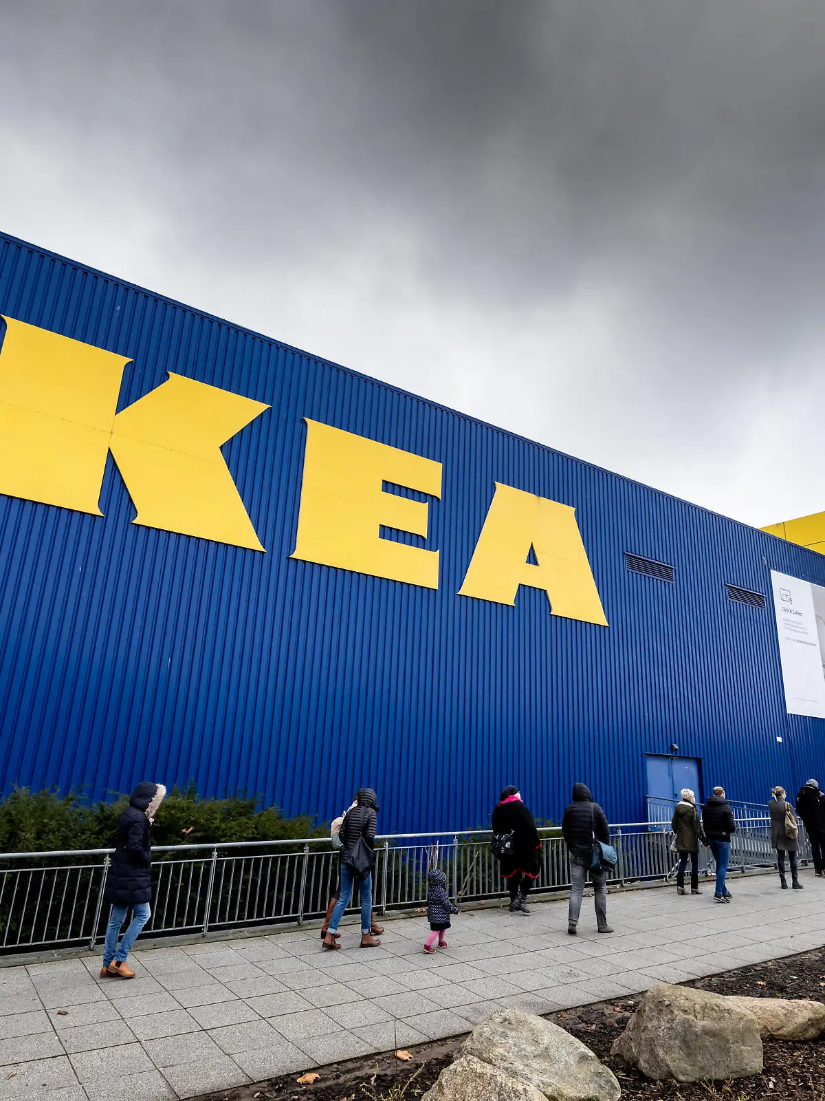 Warteschlange vor Ikea in Kiel