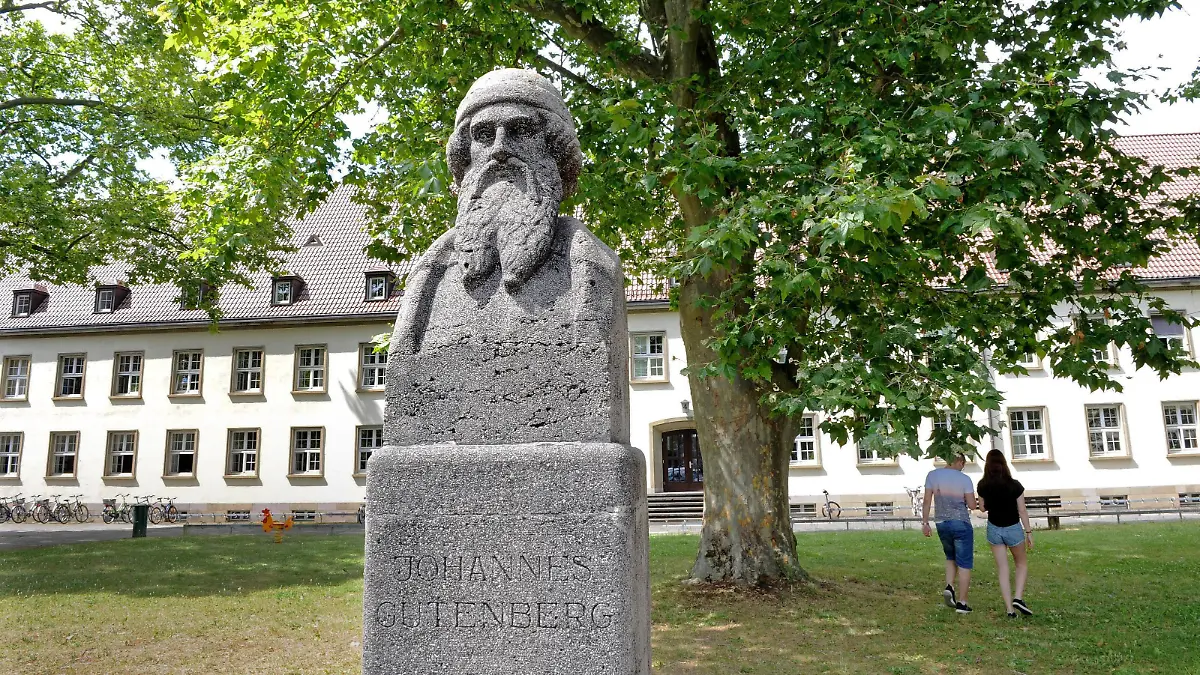 Denkmal fuer Johannes Gutenberg vor dem Gebaeude der Evangelisch-Theologischen Fakultaet der Johannes Gutenberg-Universitaet in Mainz (Foto vom 21.07.2016). An einem Fundament der deutschen Theologen-Ausbildung haben alle sogenannten Bologna-Reformen nichts geaendert: Nach wie vor muss jeder angehende Religionslehrer umfangreiche Kenntnisse in Latein und Altgriechisch nachweisen, kuenftige Pfarrer haben ausserdem auch Hebraeisch zu pauken. Bis zu drei Semester zusaetzlich zur Regelstudienzeit sind fuer den Spracherwerb vorgesehen. Kritiker halten die hohen Anforderungen fuer eine Huerde, die viele theologisch Interessierte vom Studium abschreckt. (Siehe epd-Bericht vom 12.08.2016) Theologistudium in Mainz Copyright: epd-bild/KristinaxSchaefer
Monument for John Gutenberg before the Building the Protestant Theology Fakultaet the John Gutenberg University in Mainz Photo of 21 07 2016 to a Foundation the German Theologians Training have all \u0026#39; Bologna Reforms Nothing changed after like before must each future Religion teacher extensive Knowledge in Latin and Ancient Greek demonstrate future Curate have moreover too Hebraeisch to Timpani until to Three Semester addition to are for the Language acquisition planned Critics hold the high Requirements for a Hurdles the many theologically Interested of Studies See epd Report of 12 08 2016 in Mainz Copyright epd Picture KristinaxSchaefer