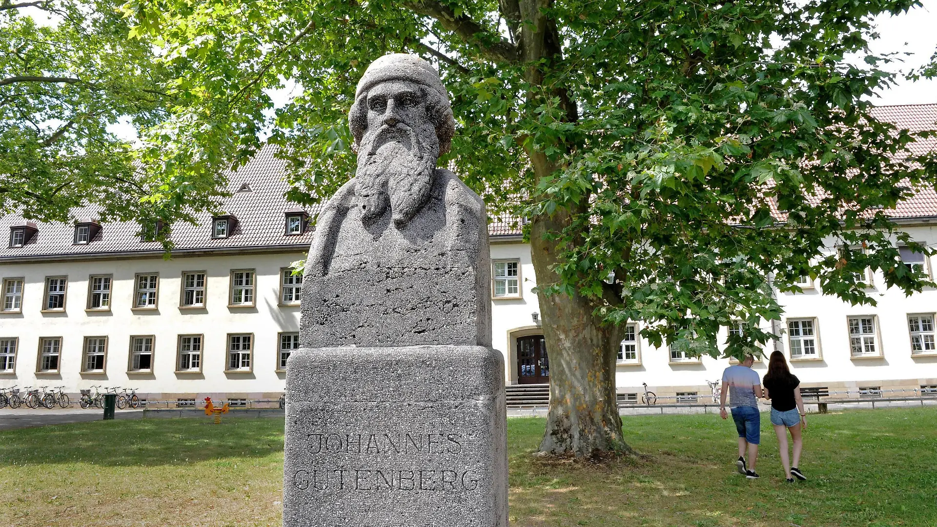 Denkmal fuer Johannes Gutenberg vor dem Gebaeude der Evangelisch-Theologischen Fakultaet der Johannes Gutenberg-Universitaet in Mainz (Foto vom 21.07.2016). An einem Fundament der deutschen Theologen-Ausbildung haben alle sogenannten Bologna-Reformen nichts geaendert: Nach wie vor muss jeder angehende Religionslehrer umfangreiche Kenntnisse in Latein und Altgriechisch nachweisen, kuenftige Pfarrer haben ausserdem auch Hebraeisch zu pauken. Bis zu drei Semester zusaetzlich zur Regelstudienzeit sind fuer den Spracherwerb vorgesehen. Kritiker halten die hohen Anforderungen fuer eine Huerde, die viele theologisch Interessierte vom Studium abschreckt. (Siehe epd-Bericht vom 12.08.2016) Theologistudium in Mainz Copyright: epd-bild/KristinaxSchaefer
Monument for John Gutenberg before the Building the Protestant Theology Fakultaet the John Gutenberg University in Mainz Photo of 21 07 2016 to a Foundation the German Theologians Training have all \u0026#39; Bologna Reforms Nothing changed after like before must each future Religion teacher extensive Knowledge in Latin and Ancient Greek demonstrate future Curate have moreover too Hebraeisch to Timpani until to Three Semester addition to are for the Language acquisition planned Critics hold the high Requirements for a Hurdles the many theologically Interested of Studies See epd Report of 12 08 2016 in Mainz Copyright epd Picture KristinaxSchaefer