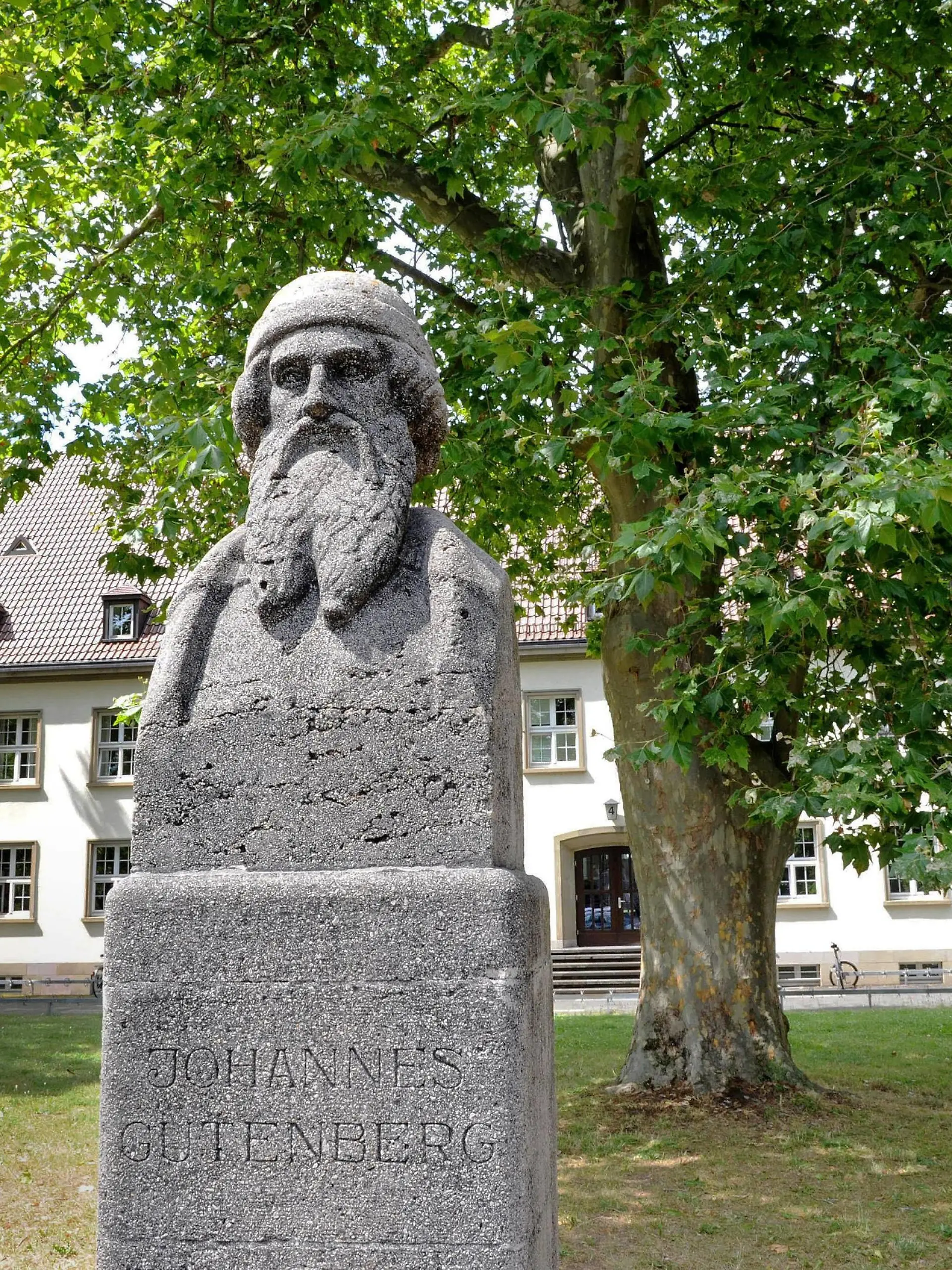 Denkmal fuer Johannes Gutenberg vor dem Gebaeude der Evangelisch-Theologischen Fakultaet der Johannes Gutenberg-Universitaet in Mainz (Foto vom 21.07.2016). An einem Fundament der deutschen Theologen-Ausbildung haben alle sogenannten Bologna-Reformen nichts geaendert: Nach wie vor muss jeder angehende Religionslehrer umfangreiche Kenntnisse in Latein und Altgriechisch nachweisen, kuenftige Pfarrer haben ausserdem auch Hebraeisch zu pauken. Bis zu drei Semester zusaetzlich zur Regelstudienzeit sind fuer den Spracherwerb vorgesehen. Kritiker halten die hohen Anforderungen fuer eine Huerde, die viele theologisch Interessierte vom Studium abschreckt. (Siehe epd-Bericht vom 12.08.2016) Theologistudium in Mainz Copyright: epd-bild/KristinaxSchaefer

Monument for John Gutenberg before the Building the Protestant Theology Fakultaet the John Gutenberg University in Mainz Photo of 21 07 2016 to a Foundation the German Theologians Training have all \u0026#39; Bologna Reforms Nothing changed after like before must each future Religion teacher extensive Knowledge in Latin and Ancient Greek demonstrate future Curate have moreover too Hebraeisch to Timpani until to Three Semester addition to  are for the Language acquisition planned Critics hold the high Requirements for a Hurdles the many theologically Interested of Studies  See epd Report of 12 08 2016  in Mainz Copyright epd Picture KristinaxSchaefer  