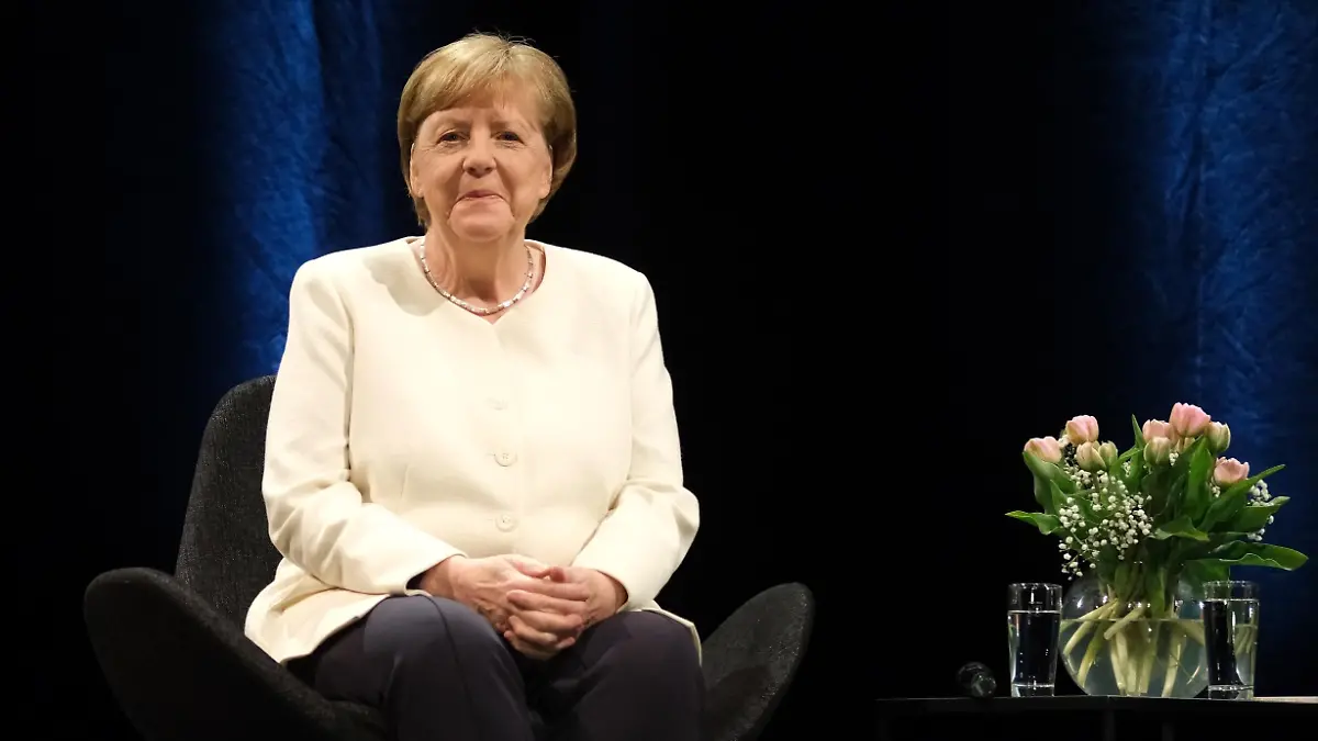 29.04.2023, Sachsen, Leipzig: Die frühere Bundeskanzlerin Angela Merkel bei einer Veranstaltung im Rahmen der Leipziger Buchmesse auf einer Bühne im Schauspiel Leipzig. Auf dem Frühjahrstreffen der Verlagsbranche präsentieren rund 2000 Aussteller aus 40 Ländern ihre Neuheiten. Foto: Sebastian Willnow/dpa +++ dpa-Bildfunk +++