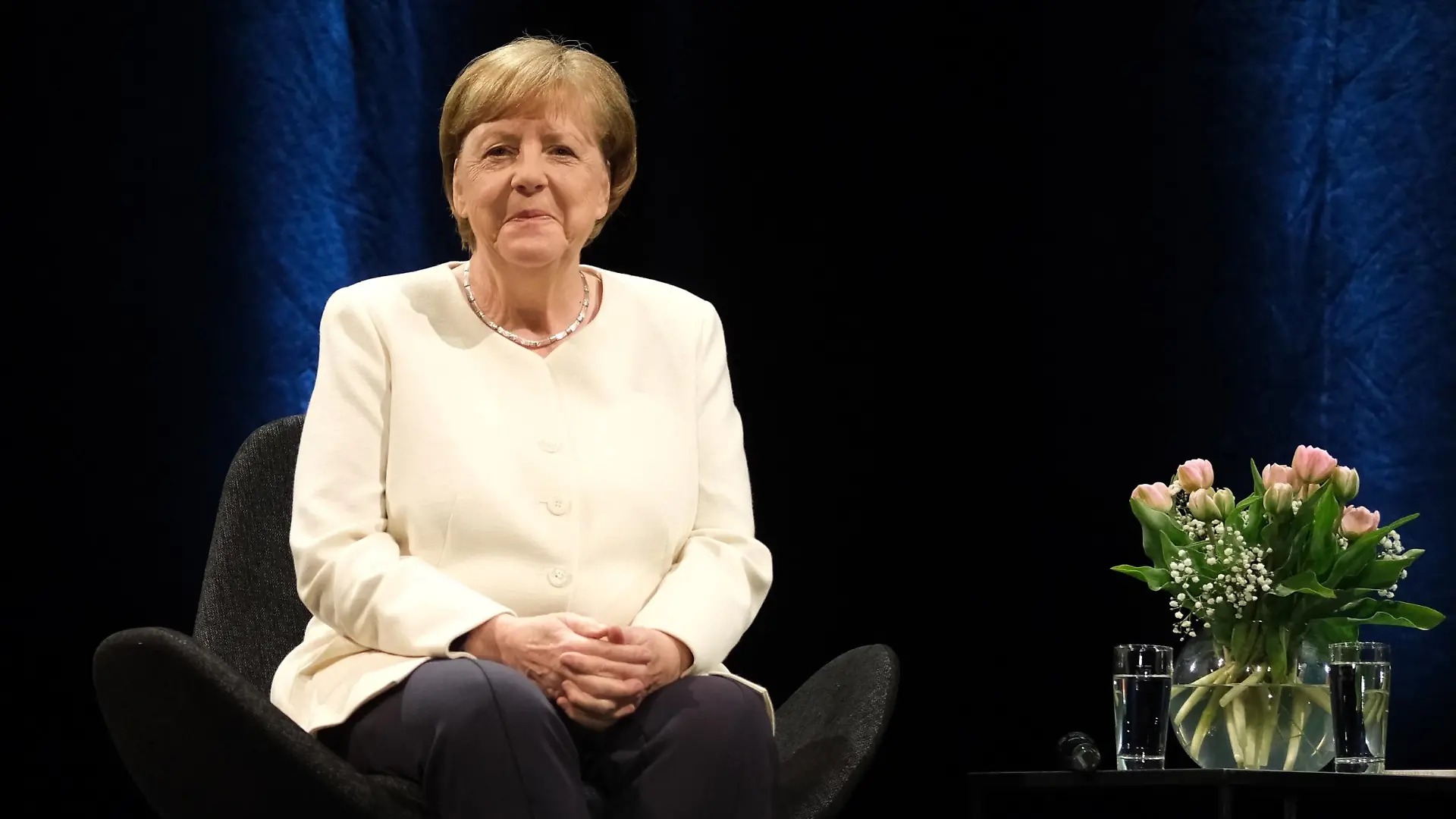 29.04.2023, Sachsen, Leipzig: Die frühere Bundeskanzlerin Angela Merkel bei einer Veranstaltung im Rahmen der Leipziger Buchmesse auf einer Bühne im Schauspiel Leipzig. Auf dem Frühjahrstreffen der Verlagsbranche präsentieren rund 2000 Aussteller aus 40 Ländern ihre Neuheiten. Foto: Sebastian Willnow/dpa +++ dpa-Bildfunk +++