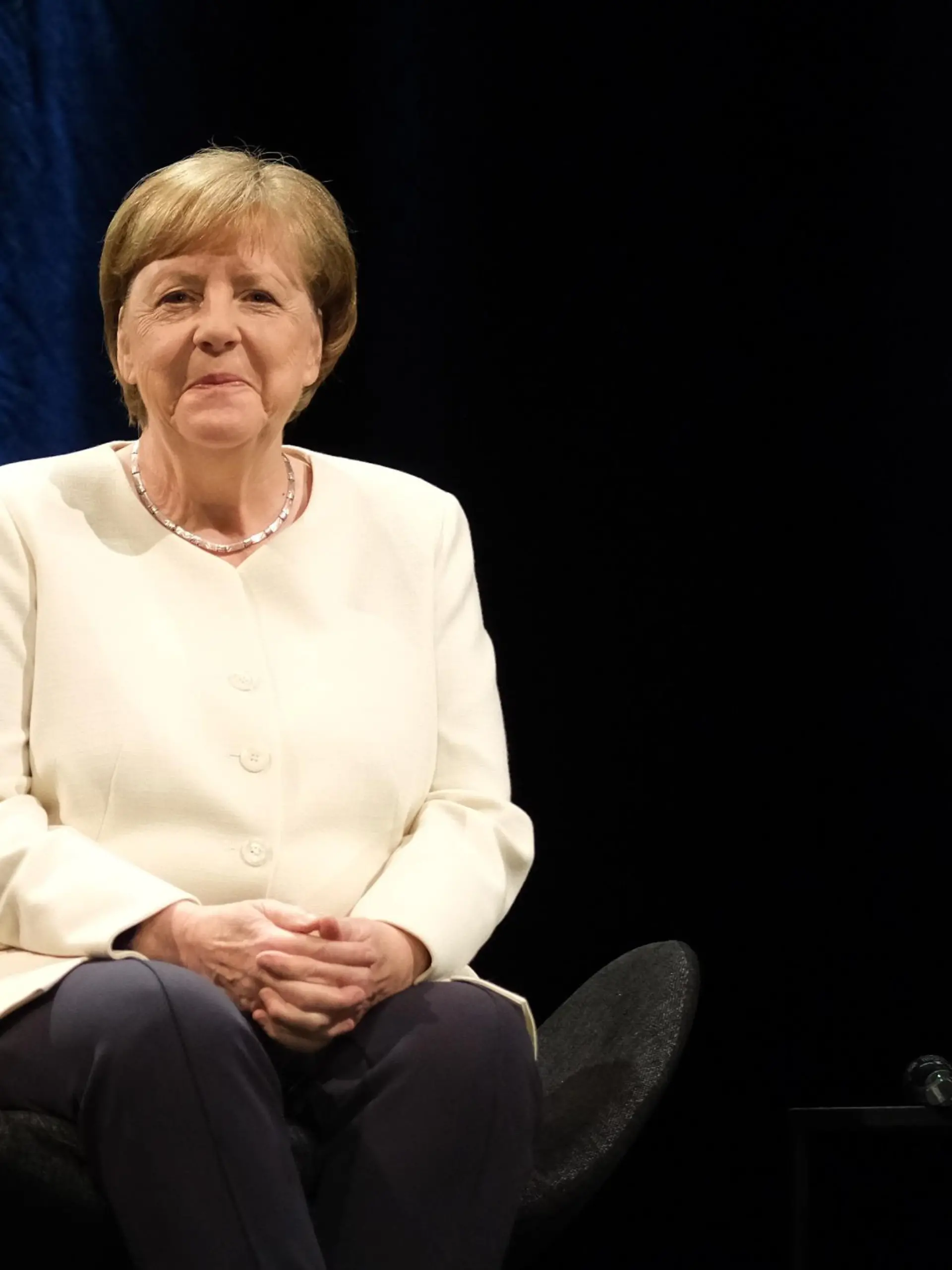 29.04.2023, Sachsen, Leipzig: Die frühere Bundeskanzlerin Angela Merkel bei einer Veranstaltung im Rahmen der Leipziger Buchmesse auf einer Bühne im Schauspiel Leipzig. Auf dem Frühjahrstreffen der Verlagsbranche präsentieren rund 2000 Aussteller aus 40 Ländern ihre Neuheiten. Foto: Sebastian Willnow/dpa +++ dpa-Bildfunk +++