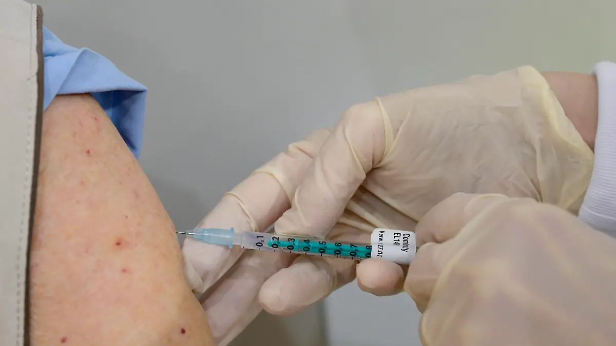  GERMANY, corona virus GERMANY, Hamburg, corona pandemic, largest vaccination center in germany, for daily max 7000 people *** DEUTSCHLAND, Hamburg, Corona Pandemie, Impfzentrum der KVH und Sozialbehörde Hamburg in den Messehallen, groesstes Impfzentrum Deutschlands fuer bis zu 7000 Menschen taeglich, Impfung alter Menschen Impfdosen Comirnaty EL 1491 von Biontech Pfizer Hamburg Germany