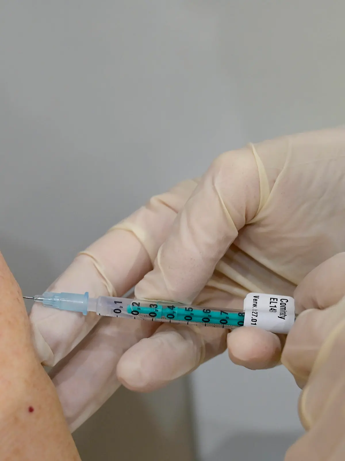  GERMANY, corona virus GERMANY, Hamburg, corona pandemic, largest vaccination center in germany, for daily max 7000 people *** DEUTSCHLAND, Hamburg, Corona Pandemie, Impfzentrum der KVH und Sozialbehörde Hamburg in den Messehallen, groesstes Impfzentrum Deutschlands fuer bis zu 7000 Menschen taeglich, Impfung alter Menschen Impfdosen Comirnaty EL 1491 von Biontech Pfizer Hamburg Germany