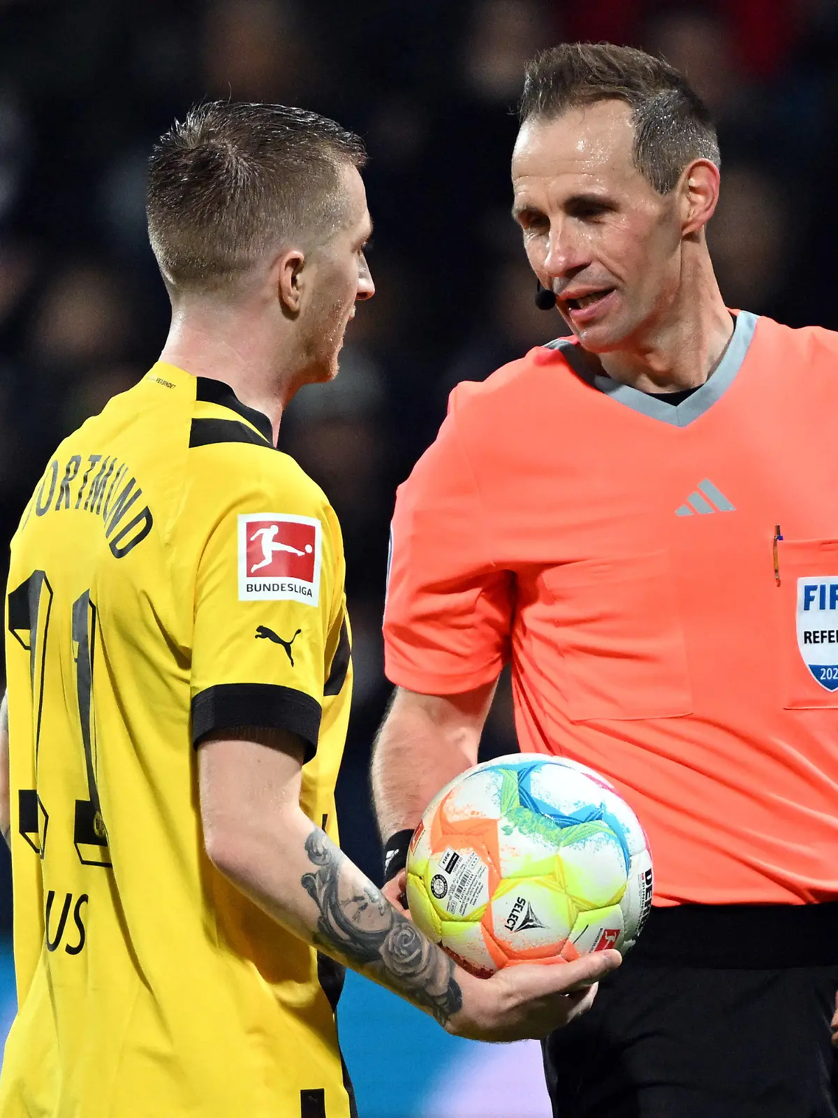 28.04.2023, Nordrhein-Westfalen, Bochum: Fußball: Bundesliga, VfL Bochum - Borussia Dortmund, 30. Spieltag, im Vonovia Ruhrstadion. Dortmunds Marco Reus (l) spricht mit Schiedsrichter Sascha Stegemann- (zu dpa: «Kritik an Schiri-Ansetzung für Kinhöfer «Verschwörungstheorie»») Foto: Federico Gambarini/dpa - WICHTIGER HINWEIS: Gemäß den Vorgaben der DFL Deutsche Fußball Liga bzw. des DFB Deutscher Fußball-Bund ist es untersagt, in dem Stadion und/oder vom Spiel angefertigte Fotoaufnahmen in Form von Sequenzbildern und/oder videoähnlichen Fotostrecken zu verwerten bzw. verwerten zu lassen. +++ dpa-Bildfunk +++