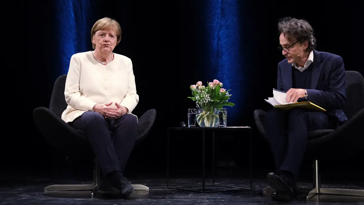 29.04.2023, Sachsen, Leipzig: Die frühere Bundeskanzlerin Angela Merkel sitzt neben dem Journalisten Giovanni di Lorenzo bei einer Veranstaltung im Rahmen der Leipziger Buchmesse auf einer Bühne im Schauspiel Leipzig. Auf dem Frühjahrstreffen der Verlagsbranche präsentieren rund 2000 Aussteller aus 40 Ländern ihre Neuheiten. Foto: Sebastian Willnow/dpa +++ dpa-Bildfunk +++