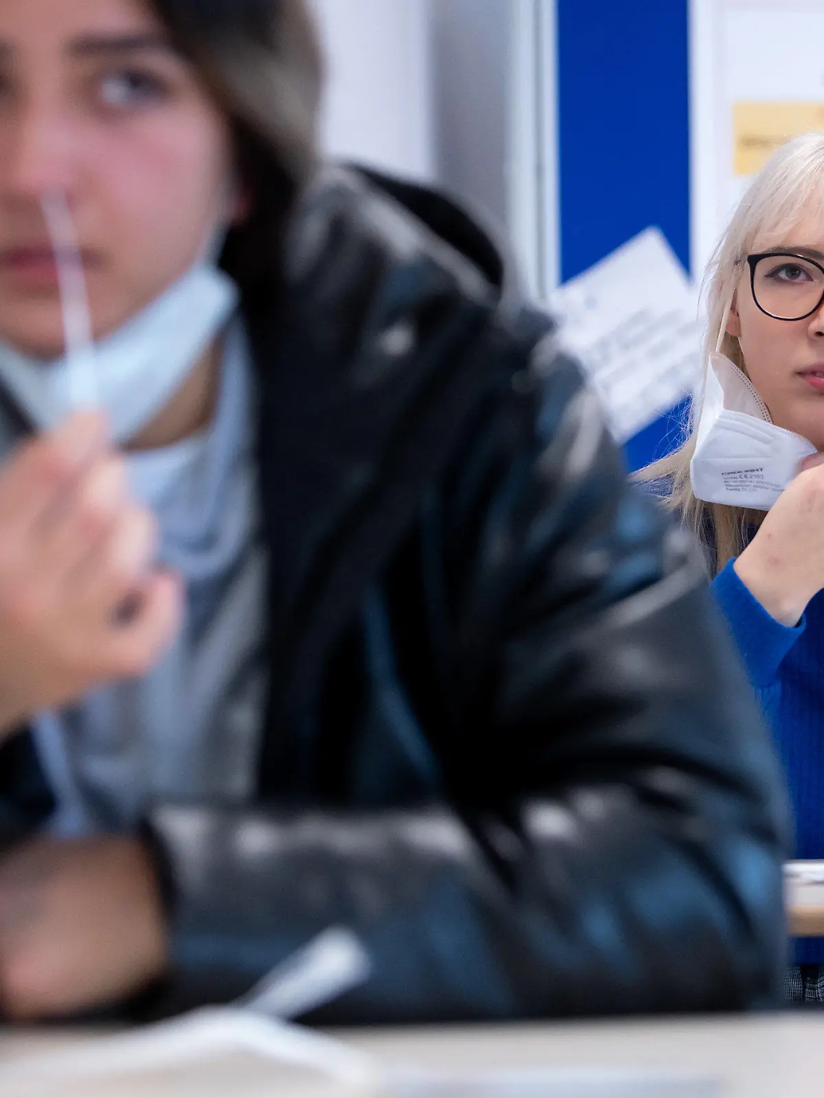 12.04.2021, Bayern, München: Schülerinnen an der städtischen Berufsschule für Zahnmedizinische Fachangestellte führen einen Corona-Schnelltest durch. Für die Teilnahme am Unterricht in den bayerischen Schulen in den Klassenräumen ist ab dem 12.04.2021 ein Corona-Test verpflichtend. Foto: Sven Hoppe/dpa +++ dpa-Bildfunk +++