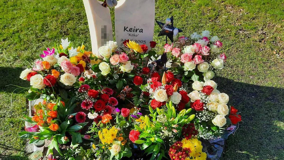 Keiras Mutter Karin kümmert sich liebevoll um das Grab ihrer ermordeten Tochter.