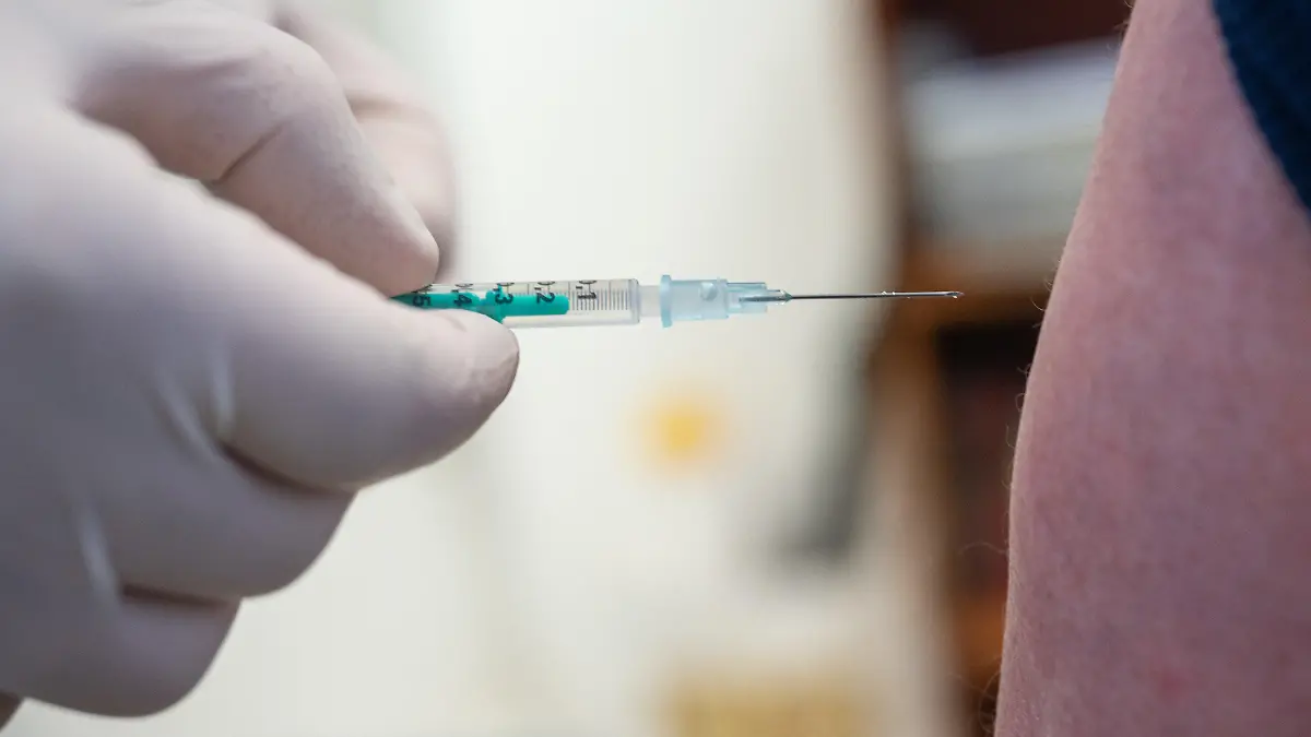 06.04.2021, Hessen, Wiesbaden: Ein Arzt impft in einer Hausarztpraxis mit dem Impfstoff von Pfizer/Biontech. In Hessen werden seit dem 6. April die niedergelassenen Ärzte in die Impfstrategie einbezogen. Foto: Sebastian Gollnow/dpa +++ dpa-Bildfunk +++