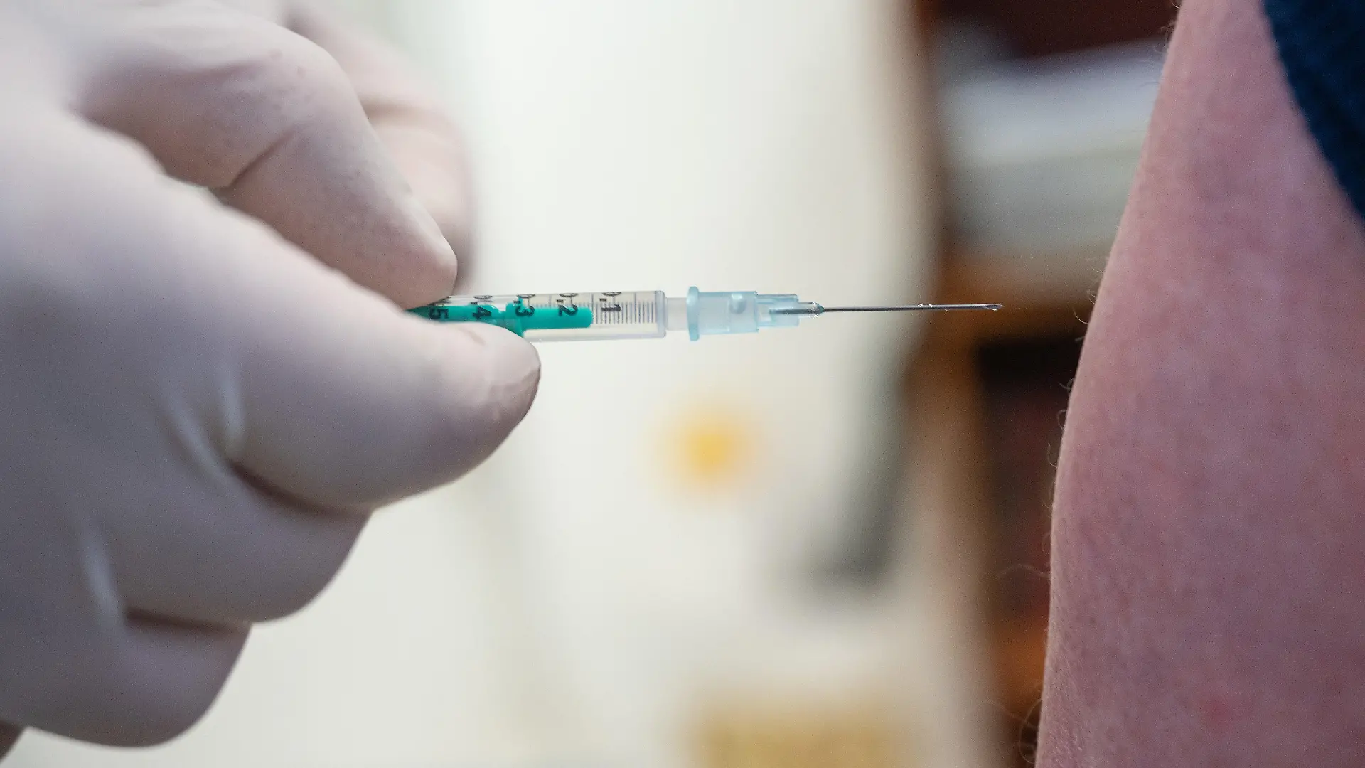 06.04.2021, Hessen, Wiesbaden: Ein Arzt impft in einer Hausarztpraxis mit dem Impfstoff von Pfizer/Biontech. In Hessen werden seit dem 6. April die niedergelassenen Ärzte in die Impfstrategie einbezogen. Foto: Sebastian Gollnow/dpa +++ dpa-Bildfunk +++
