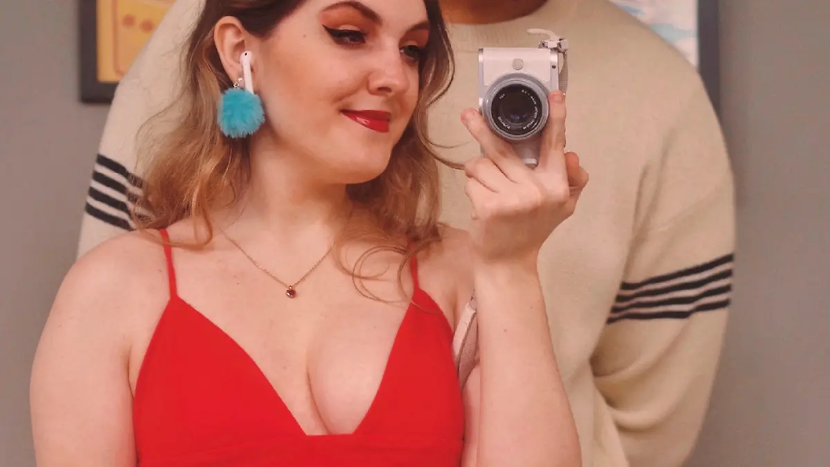 Rebecca steht vor einem Spiegel und macht ein Selfie