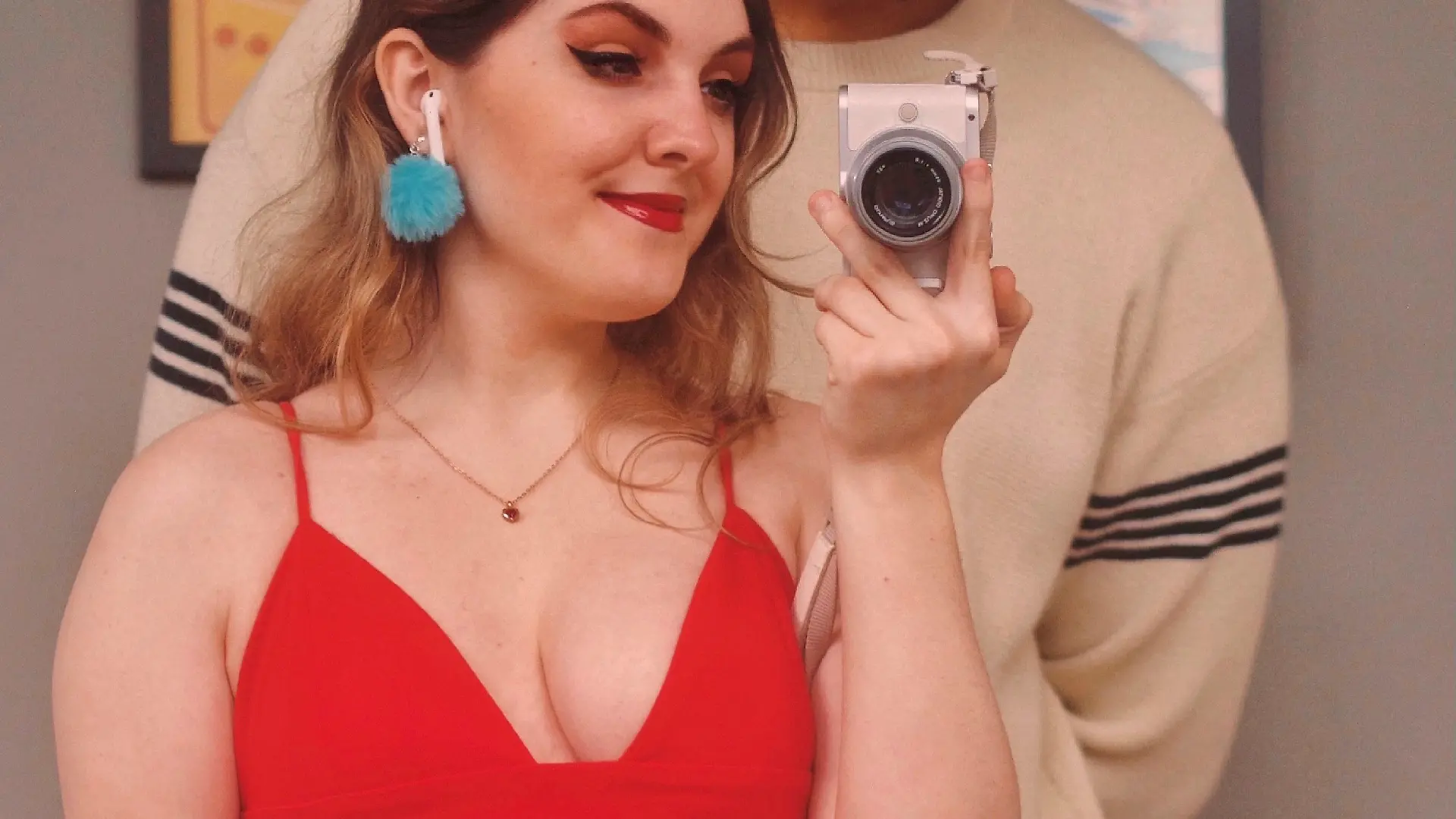 Rebecca steht vor einem Spiegel und macht ein Selfie