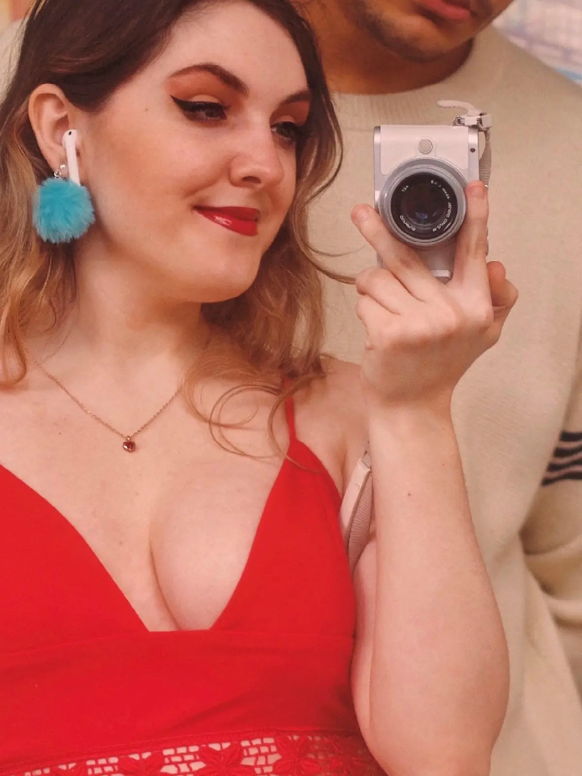 Rebecca steht vor einem Spiegel und macht ein Selfie