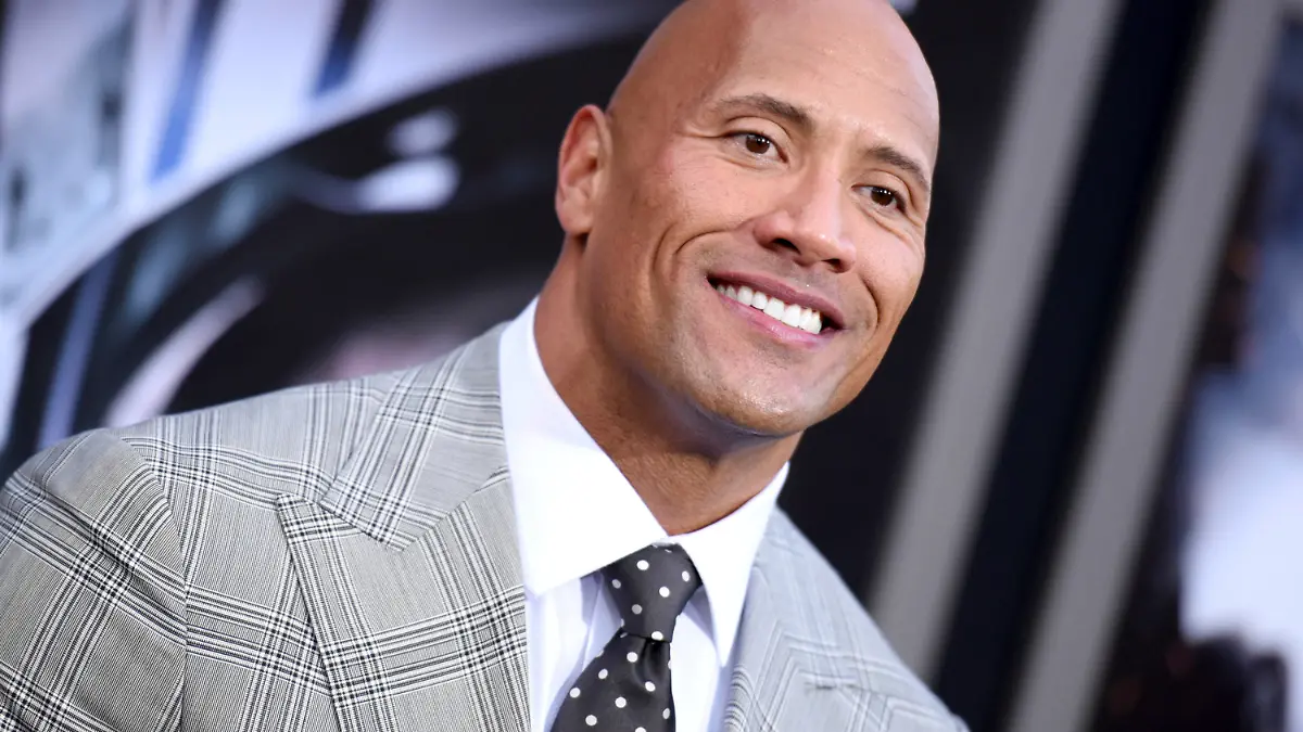 ARCHIV - 26.05.2015, USA, Los Angeles: US-Schauspieler Dwayne Johnson (The Rock) besucht die Premiere von «San Andreas» im TCL Chinese Theatre. Zum Abschluss eines Spendenmarathons für Impfstoffe gegen das Coronavirus und die Behandlung der Lungenkrankheit Covid-19 sind internationale Stars bei einem großen Online-Konzert aufgetreten. Foto: Richard Shotwell/Invision/AP/dpa +++ dpa-Bildfunk +++