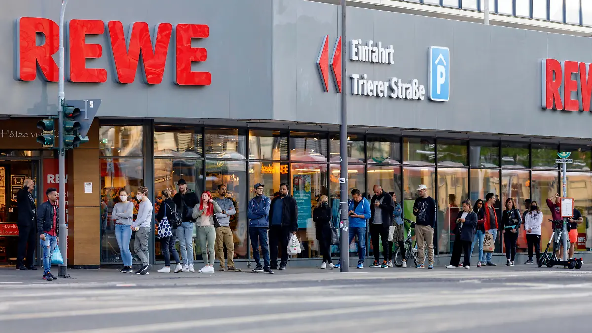 Warteschlange vor REWE-Filiale