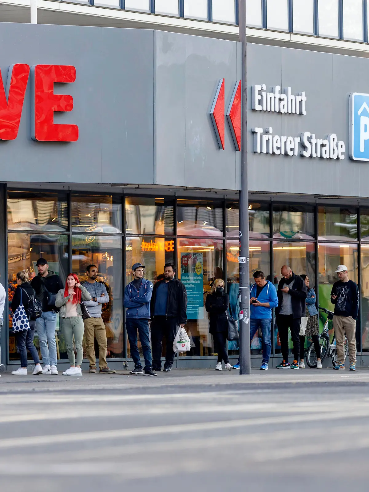 Warteschlange vor REWE-Filiale