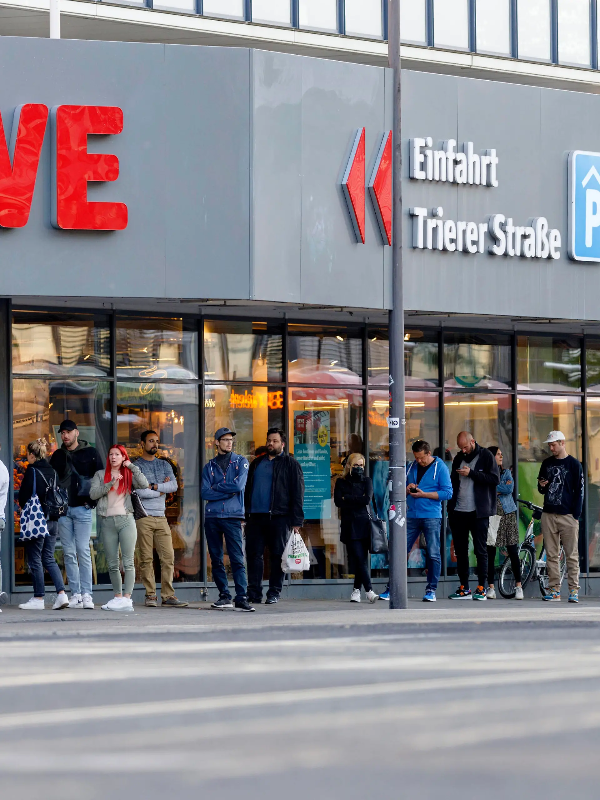 Warteschlange vor REWE-Filiale