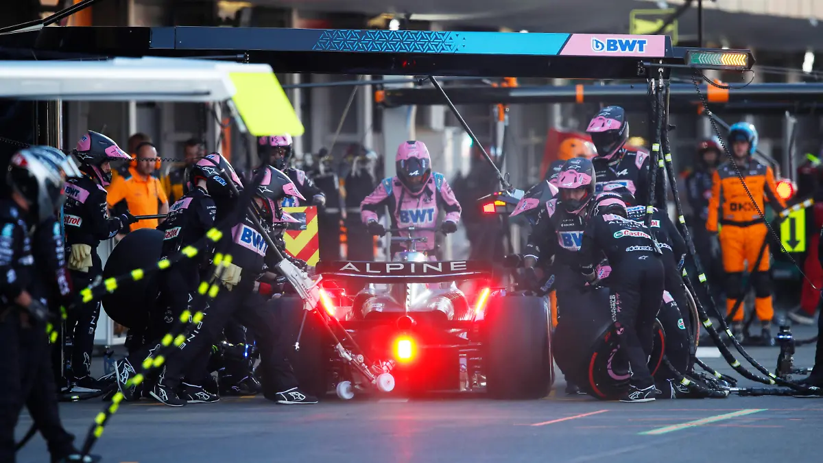 Formula 1 2023: Azerbaijan GP BAKU CITY CIRCUIT, AZERBAIJAN - APRIL 29: Esteban Ocon, Alpine A523, makes a stop during the Sprint during the Azerbaijan GP at Baku City Circuit on Saturday April 29, 2023 in Baku, Azerbaijan. Photo by Zak Mauger / LAT Images Images PUBLICATIONxINxGERxSUIxAUTxHUNxONLY GP2304_135849_54I6454