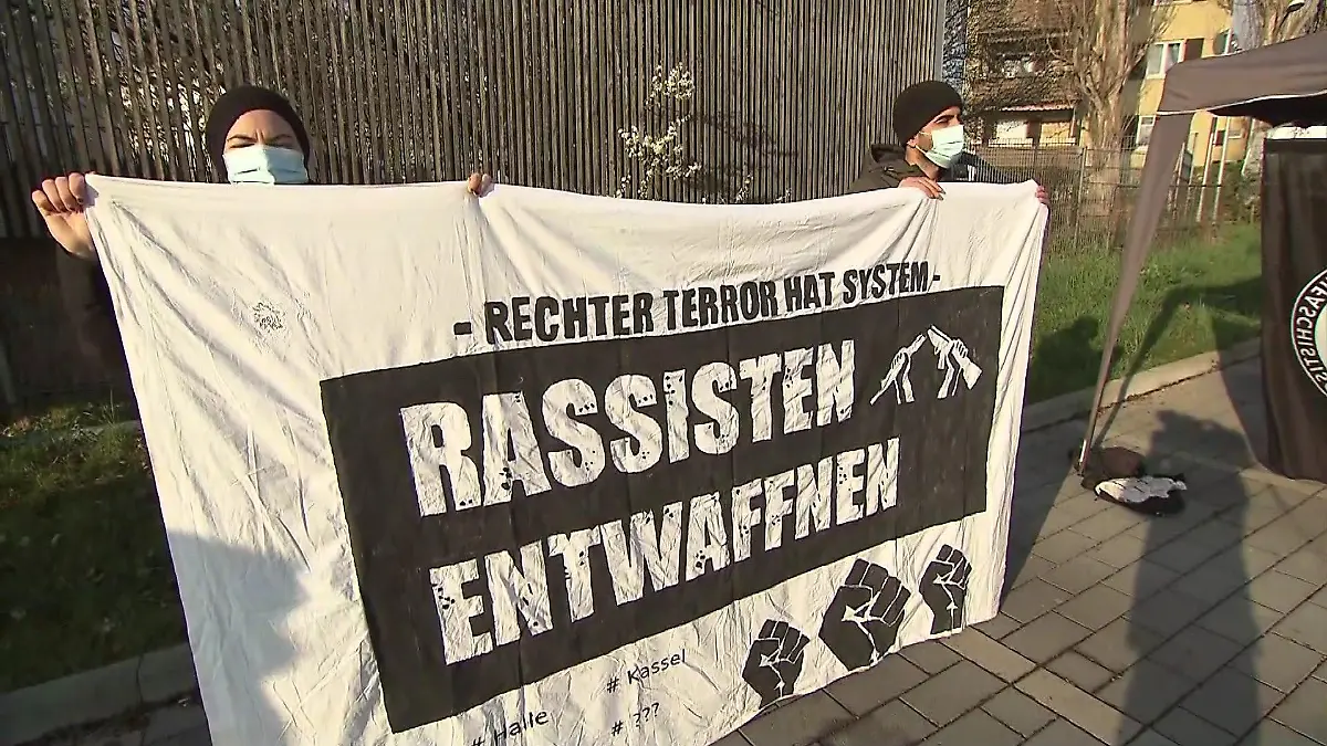 Prozessauftakt Stuttgart: Rechte Terrorgruppe wollte "demokratisches System abschaffen"