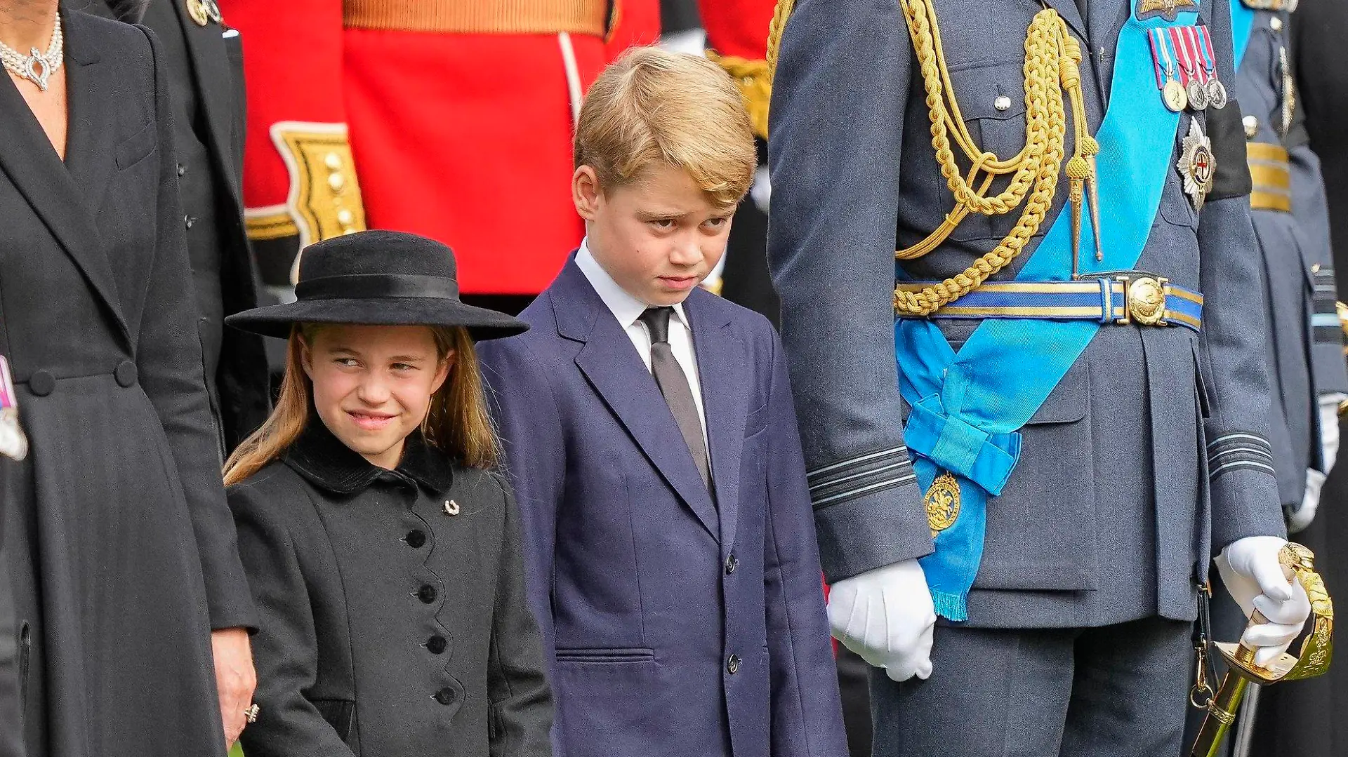 19.09.2022, Großbritannien, London: Prinz William (r), Prinz von Wales, und sein Sohn Prinz George, seine Tochter Prinzessin Charlotte, und seine Frau Kate (l), Prinzessin von Wales, sehen zu, wie der Sarg von Königin Elisabeth II. nach dem Staatsakt in der Westminster Abbey im Zentrum Londons in den Leichenwagen gelegt wird. Zum Staatsbegräbnis für Elizabeth II. werden Hunderttausende Menschen auf den Straßen Londons erwartet. Für die Trauerfeier sind Präsidenten, Regierungschefs sowie gekrönte Häupter aus aller Welt angereist. Foto: Martin Meissner/Pool AP/dpa +++ dpa-Bildfunk +++