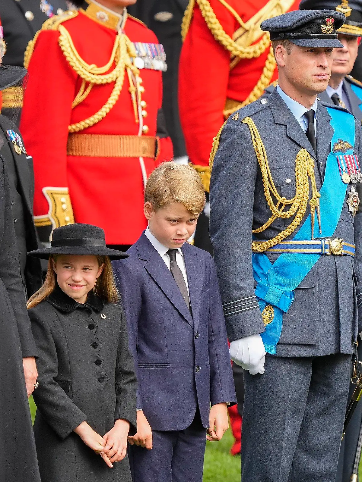 19.09.2022, Großbritannien, London: Prinz William (r), Prinz von Wales, und sein Sohn Prinz George, seine Tochter Prinzessin Charlotte, und seine Frau Kate (l), Prinzessin von Wales, sehen zu, wie der Sarg von Königin Elisabeth II. nach dem Staatsakt in der Westminster Abbey im Zentrum Londons in den Leichenwagen gelegt wird. Zum Staatsbegräbnis für Elizabeth II. werden Hunderttausende Menschen auf den Straßen Londons erwartet. Für die Trauerfeier sind Präsidenten, Regierungschefs sowie gekrönte Häupter aus aller Welt angereist. Foto: Martin Meissner/Pool AP/dpa +++ dpa-Bildfunk +++