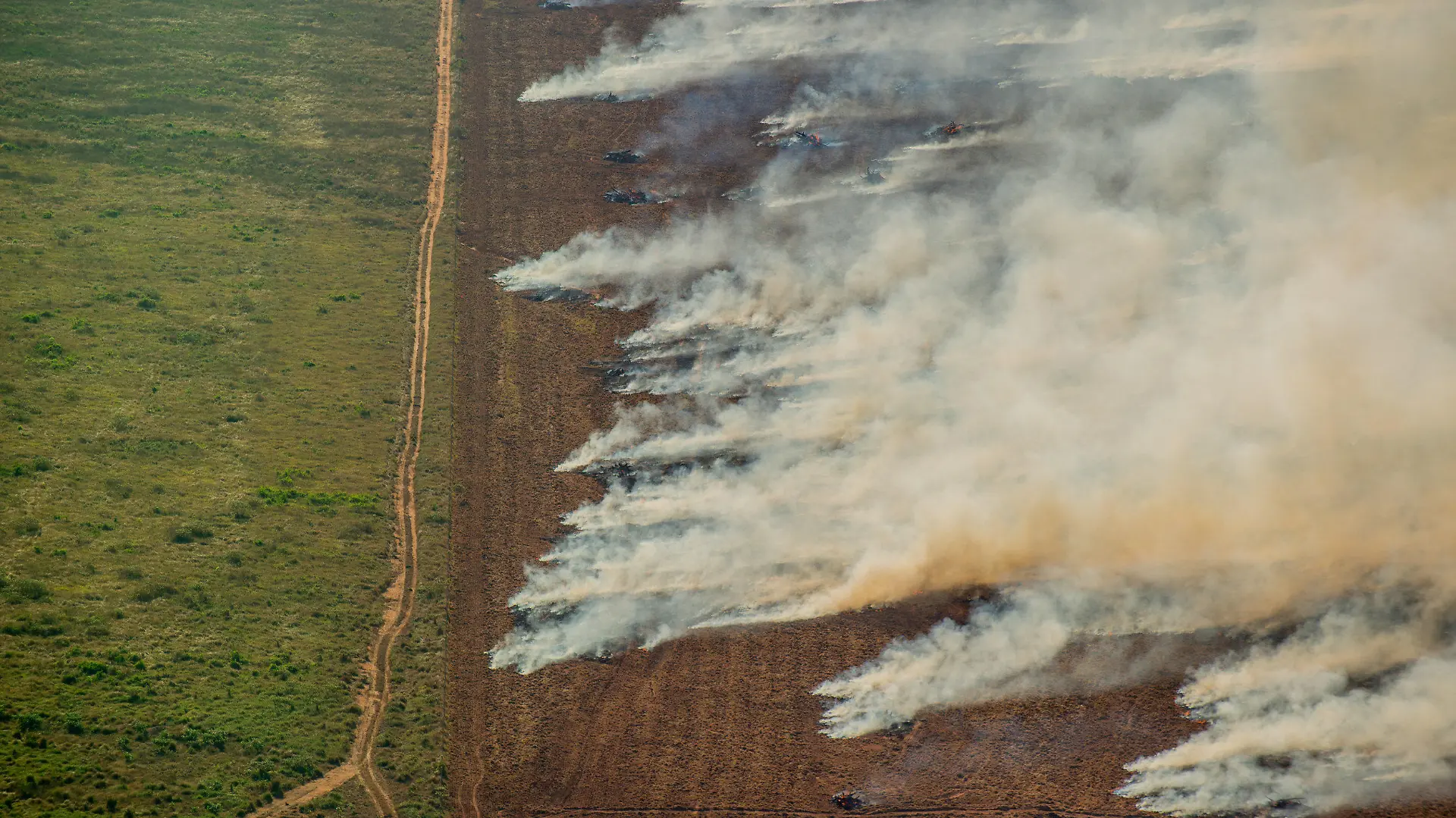 HANDOUT - 09.07.2020, Brasilien, Nova Maringa: Auf diesem Greenpeace Brasilien zur Verfügung gestellten Bild ist eine brennende Waldfläche in Nova Maringa zu sehen. Jedes Jahr überfliegt Greenpeace Brasilien das Amazonasgebiet, um die sich aufbauende Entwaldung und die Waldbrände zu überwachen. (zu dpa "Im brasilianischen Amazonas-Gebiet nimmt die Zahl der Feuer trotz eines Abbrenn-Verbots von Flächen weiter stark zu" am 02.08.2020) Foto: Christian Braga/Greenpeace Brazil/dpa - ACHTUNG: Nur zur redaktionellen Verwendung im Zusammenhang mit der aktuellen Berichterstattung und nur mit vollständiger Nennung des vorstehenden Credits +++ dpa-Bildfunk +++