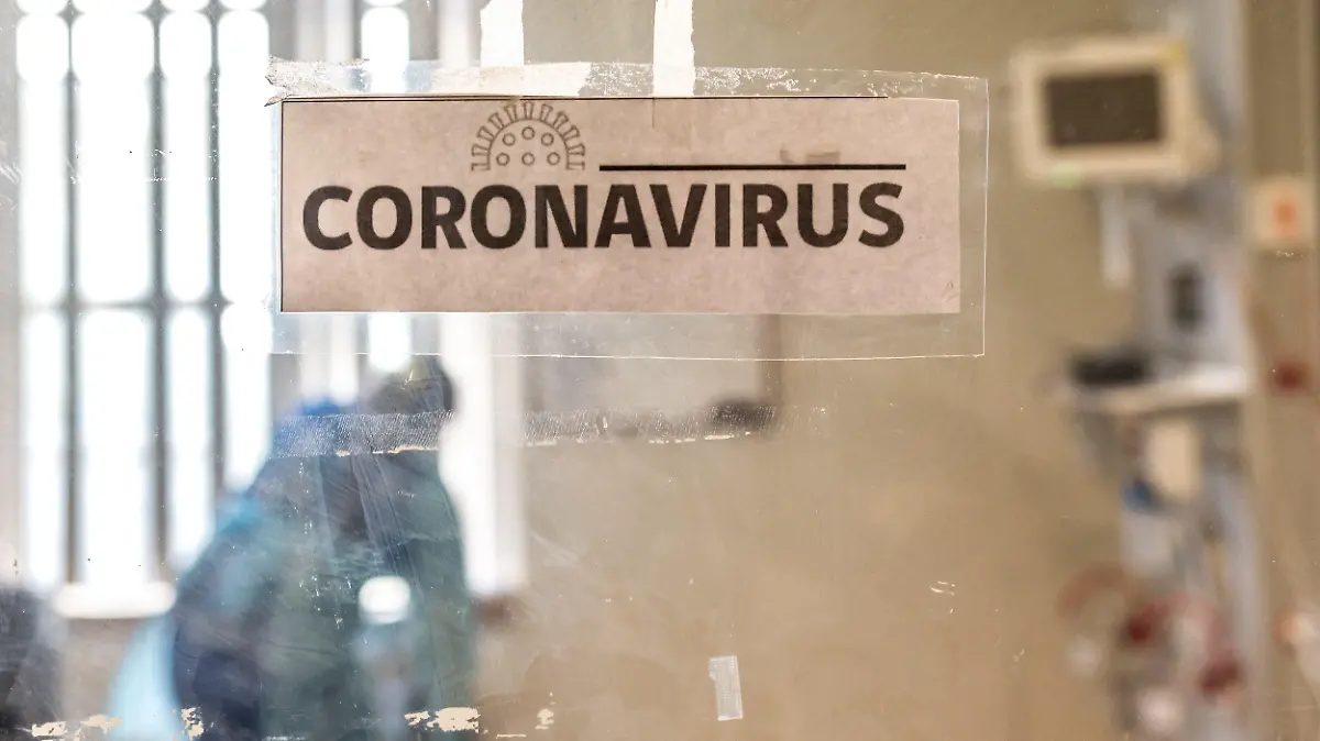 12.04.2021, Chile, Osorno: Gesundheitspersonal arbeitet an der Intensivstation des Krankenhauses San Jose, wo Covid-19-Patienten behandelt werden. Das Gesundheitsministerium informierte am 12. April, die Intensivstationen für Covid-19-Patienten seien zu 97 Prozent besetzt. Landesweit stehen zurzeit 135 Betten auf Intensivstationen zur Verfügung. Foto: Fernando Lavoz/Agencia Uno/dpa +++ dpa-Bildfunk +++
