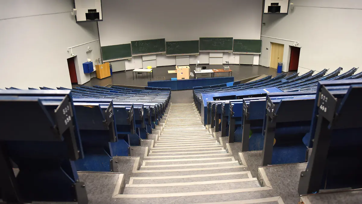 ARCHIV - 05.04.2016, Nordrhein-Westfalen, Bochum: Ein leerer Hörsaal der Ruhr-Universität Bochum. Für knapp 770 000 Studierende an 70 Hochschulen in Nordrhein-Westfalen beginnt im April das Sommersemester. Es ist bereits das dritte Corona-Semester - und die Universitäten setzen dabei erneut auf eine Mischung aus Online-Lehre und Veranstaltungen vor Ort. (zu dpa «Semesterstart für Studierende in NRW») Foto: Caroline Seidel/dpa +++ dpa-Bildfunk +++