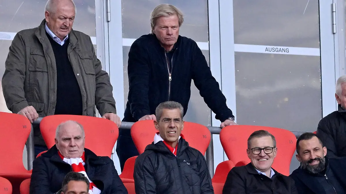 entspannte Gesichter auf der Tribuene Oliver Kahn Vorstandsvorsitzender FC Bayern Muenchen FCB oben Uli Hoeneß Hoeness Ehrenpraesident Aufsichtsratsmitglied FC Bayern Muenchen FCB Herbert Hainer Praesident und Aufsichtsratsvorsitzender FC Bayern Muenchen FCB Sportvorstand Hasan Salihamidzic FC Bayern Muenchen FCB FC Bayern Muenchen FCB vs Hertha BSC Berlin 30.04.2023 DFL REGULATIONS PROHIBIT ANY USE OF PHOTOGRAPHS AS IMAGE SEQUENCES AND/OR QUASI-VIDEO FC Bayern Muenchen FCB vs Hertha BSC Berlin *** relaxed faces on the tribune Oliver Kahn chairman of the board FC Bayern Muenchen FCB above Uli Hoeneß Hoeness honorary president member of the supervisory board FC Bayern Muenchen FCB Herbert Hainer president and chairman of the supervisory board FC Bayern Muenchen FCB Sports Director Hasan Salihamidzic FC Bayern Muenchen FCB FC Bayern Muenchen FCB vs Hertha BSC Berlin 30 04 2023 DFL REGULATES PROHIBIT ANY USE OF PHOTOGRAPHS AS IMAGE SEQUENCES AND OR QUASI VIDEO FC Bayern Muenchen FCB vs Hertha BSC Berlin