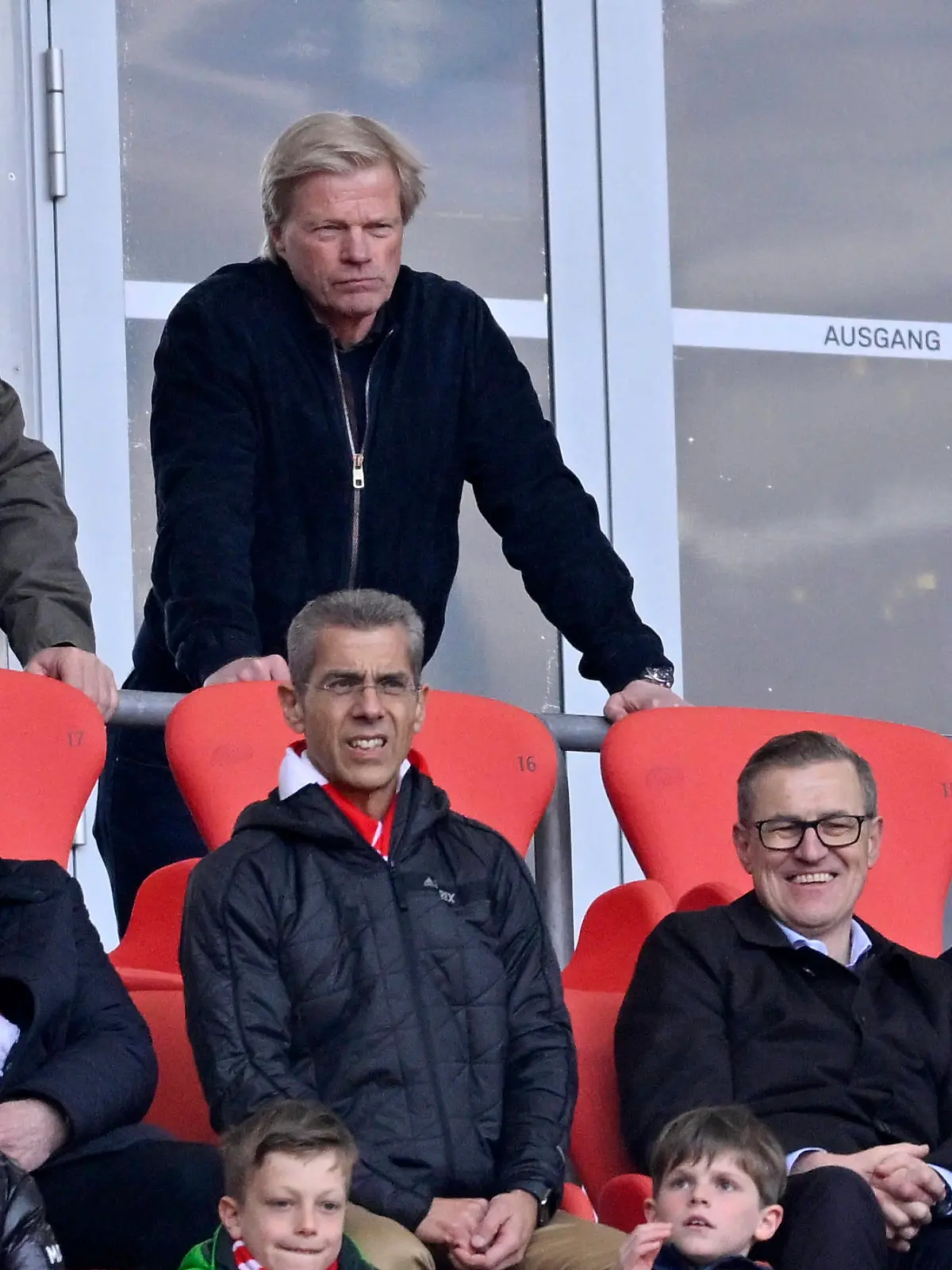 entspannte Gesichter auf der Tribuene Oliver Kahn Vorstandsvorsitzender FC Bayern Muenchen FCB oben Uli Hoeneß Hoeness Ehrenpraesident Aufsichtsratsmitglied FC Bayern Muenchen FCB Herbert Hainer Praesident und Aufsichtsratsvorsitzender FC Bayern Muenchen FCB Sportvorstand Hasan Salihamidzic FC Bayern Muenchen FCB FC Bayern Muenchen FCB vs Hertha BSC Berlin 30.04.2023 DFL REGULATIONS PROHIBIT ANY USE OF PHOTOGRAPHS AS IMAGE SEQUENCES AND/OR QUASI-VIDEO FC Bayern Muenchen FCB vs Hertha BSC Berlin *** relaxed faces on the tribune Oliver Kahn chairman of the board FC Bayern Muenchen FCB above Uli Hoeneß Hoeness honorary president member of the supervisory board FC Bayern Muenchen FCB Herbert Hainer president and chairman of the supervisory board FC Bayern Muenchen FCB Sports Director Hasan Salihamidzic FC Bayern Muenchen FCB FC Bayern Muenchen FCB vs Hertha BSC Berlin 30 04 2023 DFL REGULATES PROHIBIT ANY USE OF PHOTOGRAPHS AS IMAGE SEQUENCES AND OR QUASI VIDEO FC Bayern Muenchen FCB vs Hertha BSC Berlin