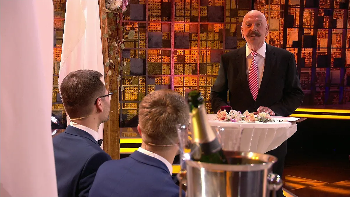 Willi Weber wurde durch die RTL-Show "Traumhochzeit" in den 90ern berühmt – nun traut er die beiden Simons bei "Denn sie wissen nicht, was passiert".