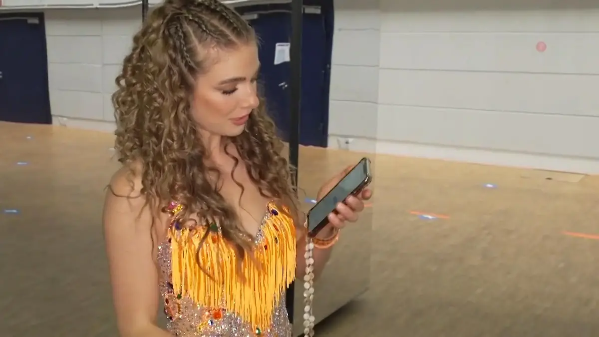 Lola Weippert ist 8-12 Stunden am Tag am Handy Es gehört zum Job!