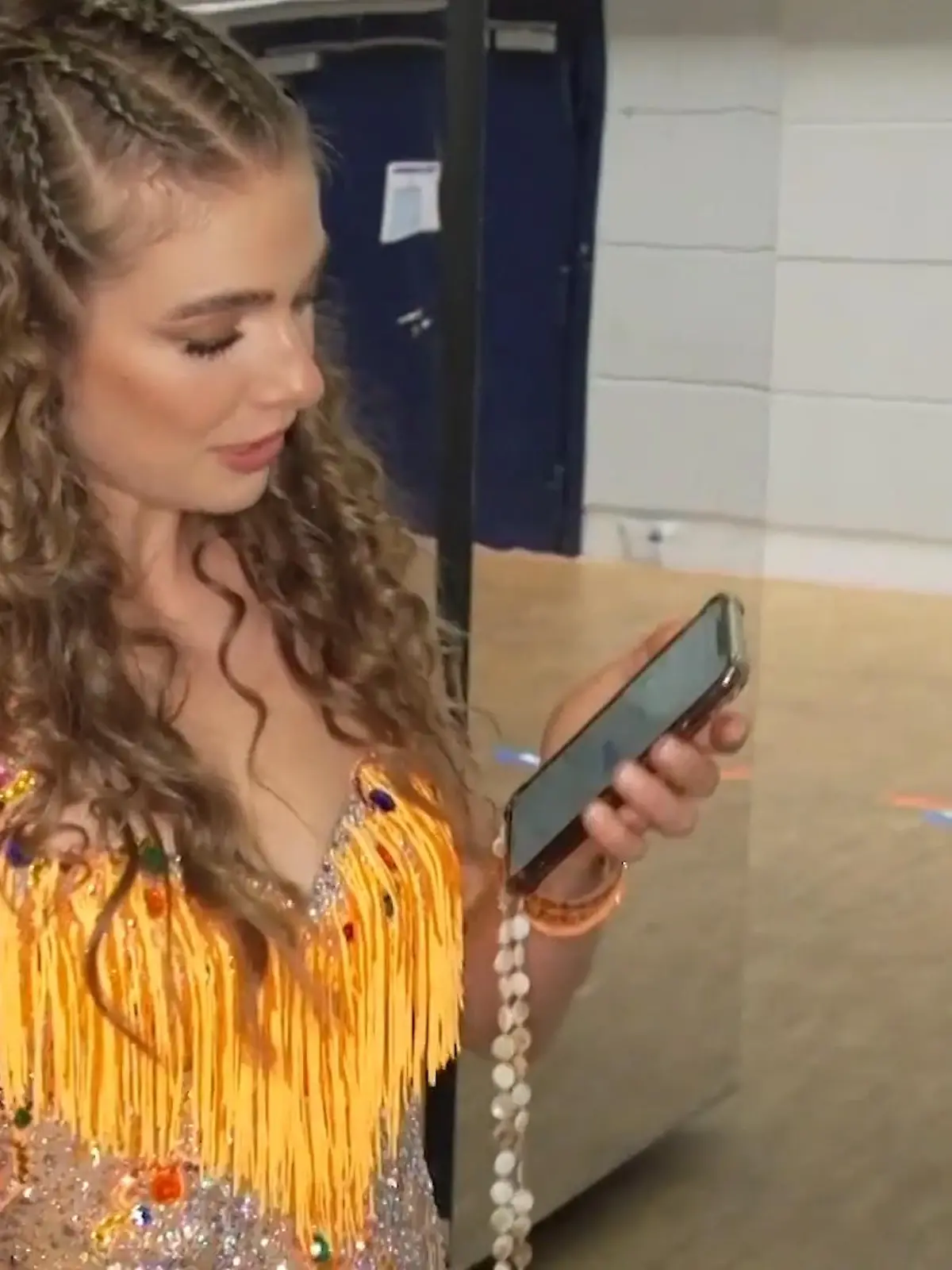 Bild zu: "Lola Weippert ist 8-12 Stunden am Tag am Handy"