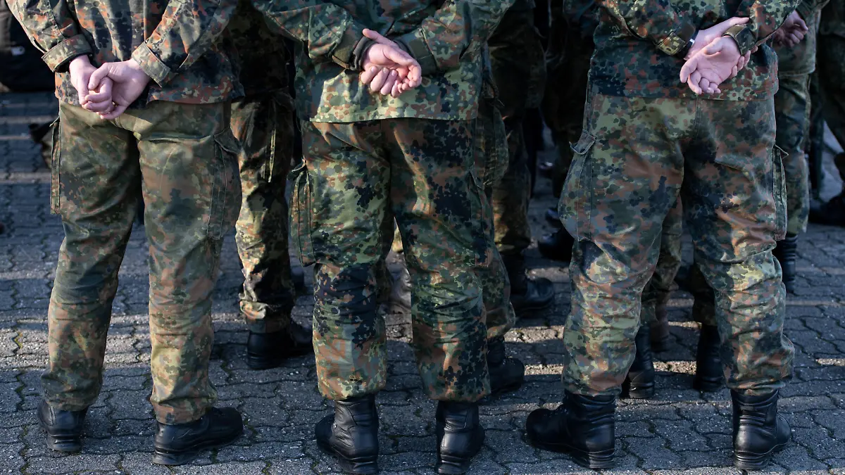 Luftwaffenausbildungsbataillon Germersheim 16.02.2020 Germersheim x1x Südpfalz-Kaserne - das Luftwaffenausbildungsbataillon ist eine Ausbildungseinrichtung der deutschen Luftwaffe und Teil der Bundeswehr. Im Bild: Soldaten stehen vor dem Tor zur Kaserne. Germersheim Germersheim Rheinland-Pfalz Germany *** Air Force Training Battalion Germersheim 16 02 2020 Germersheim x1x Südpfalz Barracks the Air Force Training Battalion is a training facility of the German Air Force and part of the German Federal Armed Forces In the picture soldiers are standing in front of the gate to the Germersheim barracks Germersheim Germersheim Rhineland Palatinate Germany