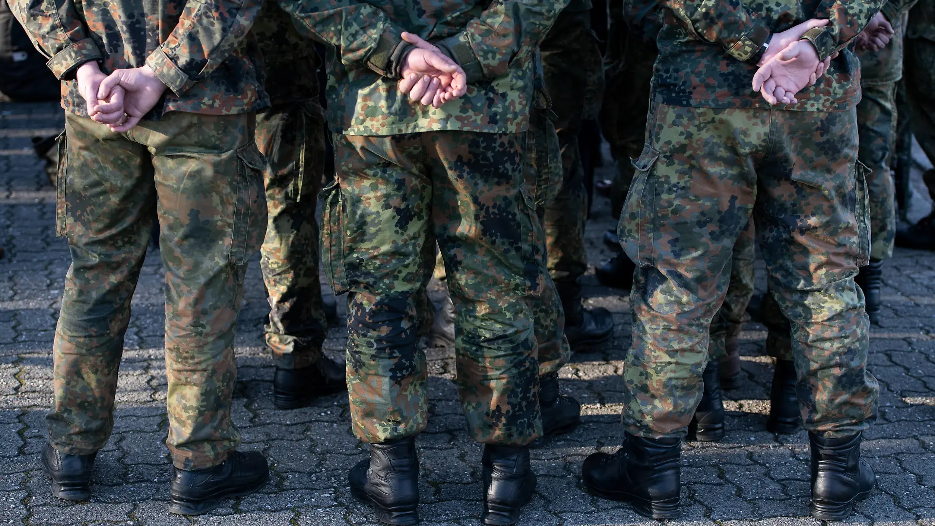 Luftwaffenausbildungsbataillon Germersheim 16.02.2020 Germersheim x1x Südpfalz-Kaserne - das Luftwaffenausbildungsbataillon ist eine Ausbildungseinrichtung der deutschen Luftwaffe und Teil der Bundeswehr. Im Bild: Soldaten stehen vor dem Tor zur Kaserne. Germersheim Germersheim Rheinland-Pfalz Germany *** Air Force Training Battalion Germersheim 16 02 2020 Germersheim x1x Südpfalz Barracks the Air Force Training Battalion is a training facility of the German Air Force and part of the German Federal Armed Forces In the picture soldiers are standing in front of the gate to the Germersheim barracks Germersheim Germersheim Rhineland Palatinate Germany