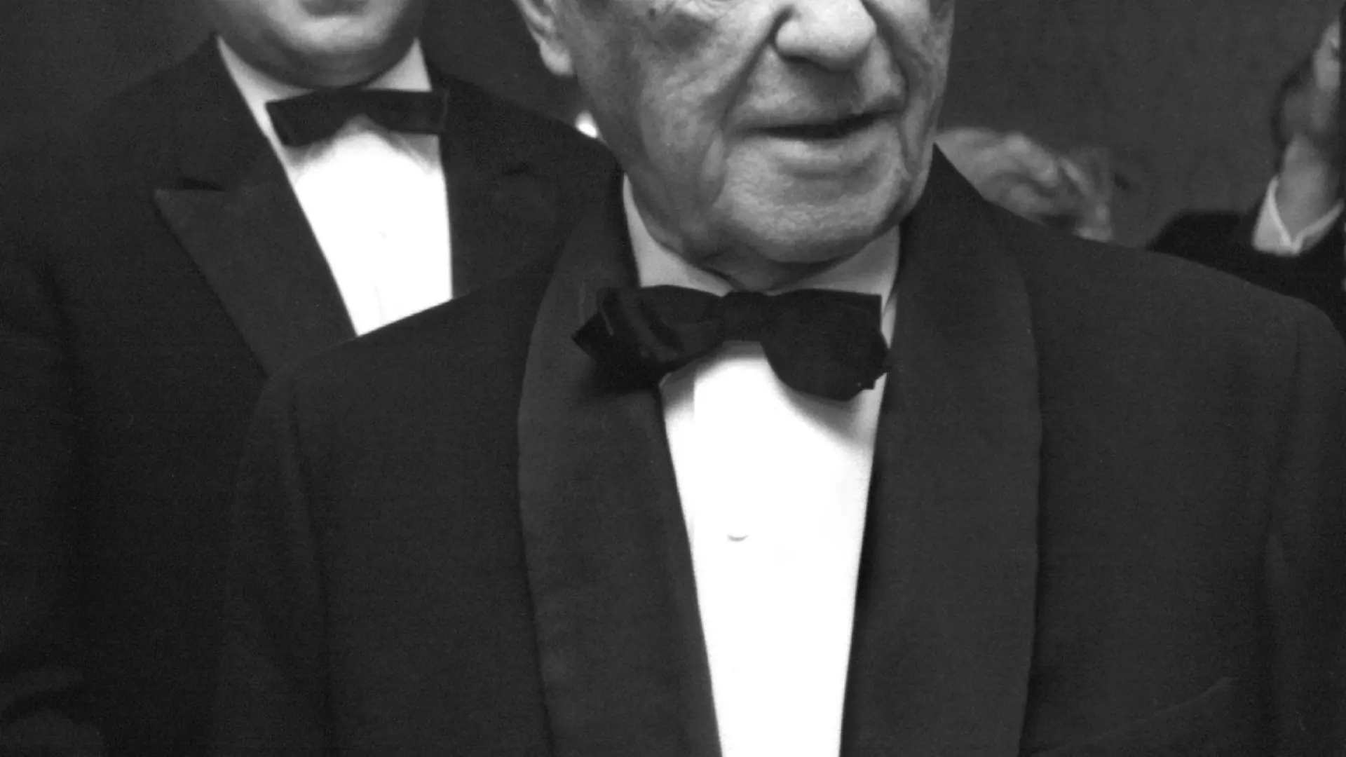 ARCHIV - Helmut Kohl (l) noch im Schatten von Bundeskanzler Konrad Adenauer, aufgenommen am 1.5.1967 in Bonn. Kohl prägte Deutschland über 16 Jahre als Kanzler und die CDU als Vorsitzender während eines Vierteljahrhunderts. Am 3. April 2010 wird Kohl 80 Jahre alt. Foto: Bundespresseamt (zu dpa-Themenpaket: "80. Geburtstag Helmut Kohl zum 3. April" vom 28.03.2010) +++(c) dpa - Bildfunk+++