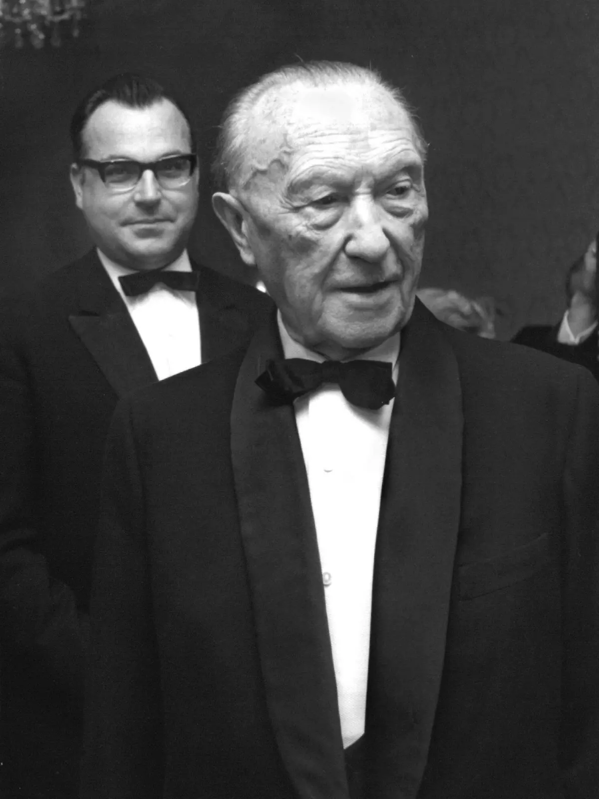 ARCHIV - Helmut Kohl (l) noch im Schatten von Bundeskanzler Konrad Adenauer, aufgenommen am 1.5.1967 in Bonn. Kohl prägte Deutschland über 16 Jahre als Kanzler und die CDU als Vorsitzender während eines Vierteljahrhunderts. Am 3. April 2010 wird Kohl 80 Jahre alt. Foto: Bundespresseamt (zu dpa-Themenpaket: "80. Geburtstag Helmut Kohl zum 3. April" vom 28.03.2010)  +++(c) dpa - Bildfunk+++