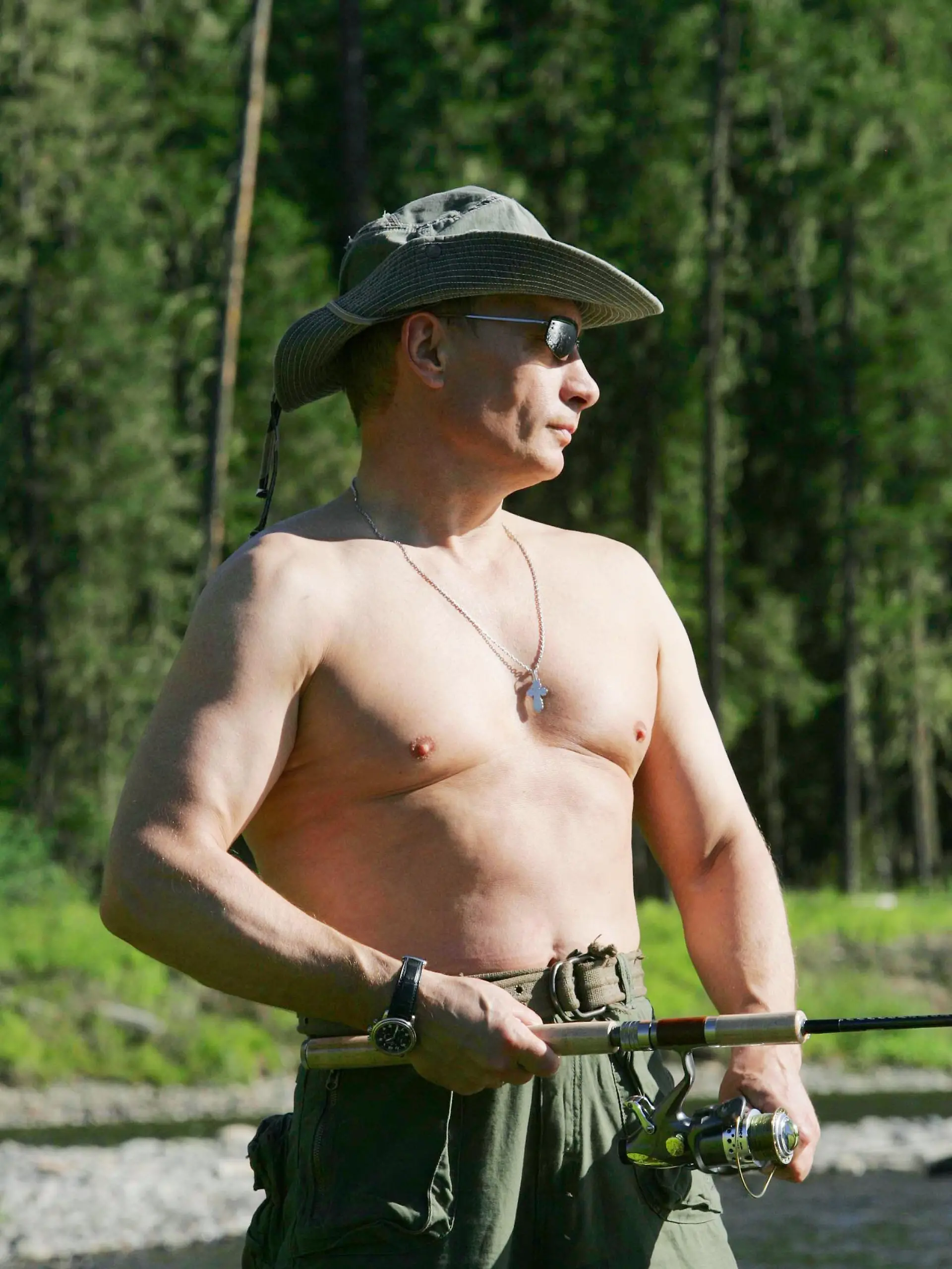 Russian President Vladimir Putin enjoys fishing on the Khemchik River in Republic of Tuva 15 August 2007. EPA/DMITRY ASTAKHOV RIA NOVOSTI/KREMLIN POOL (zu dpa 0270: "«48 Stunden in der Luft»: Moskau will sowjetische Militärmacht zurück" am 19.08.2007)  +++(c) dpa - Bildfunk+++