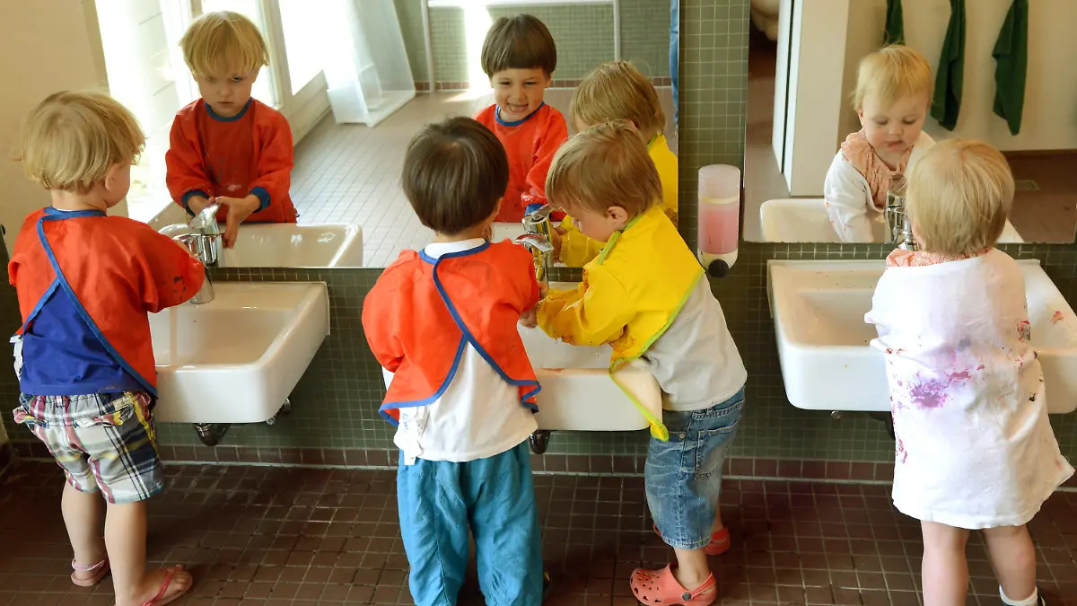 ARCHIV - Nach dem Malen mit Wasserfarben waschen sich die mit bunten Schürzen ausgestatteten Krippenkinder (1,5 bis 3 Jahre) am 24.07.2013 in der BBW-Kindertageseinrichtung «forum thomanum» in Leipzig. Foto: Waltraud Grubitzsch/dpa (zu lsn «Kommunen wollen vom Land mehr Geld für Kitas» vom 13.08.2013) +++(c) dpa - Bildfunk+++