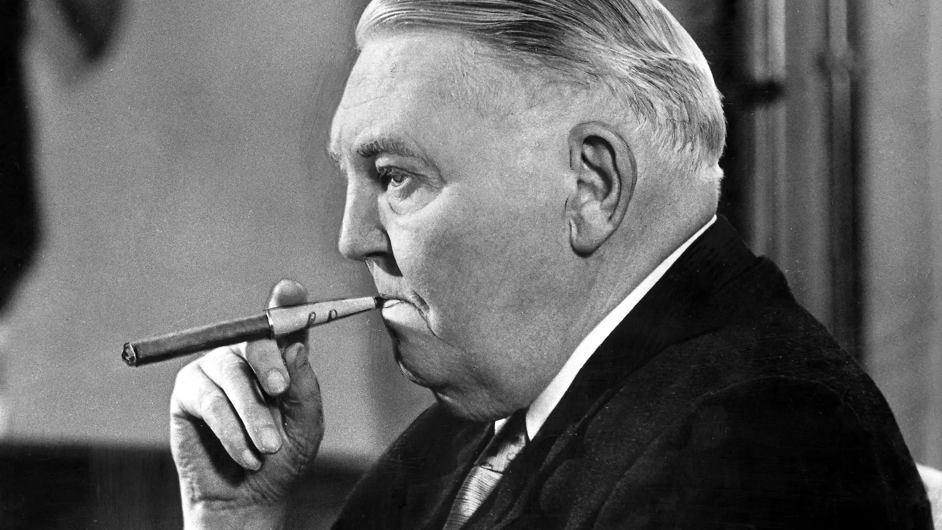 ARCHIV - Professor Ludwig Erhard raucht eine Zigarre bei einem Interview am 9.10.1964 im Bonner Palais Schaumburg. Seit seiner Zeit 1949-63 sozusagen das endgültige Vorbild aller Wirtschaftsminister. Er gilt als Vater des Wirtschaftswunders. Erhard hatte 1948 am Vorabend der Währungsreform Zwangsbewirtschaftung und Preisbindung für viele Güter aufgehoben. Foto: dpa (zu dpa-Serie 60 Jahre Bundesrepublik - Das Wirtschaftswunder vom 17.03.) nur s/w +++(c) dpa - Bildfunk+++