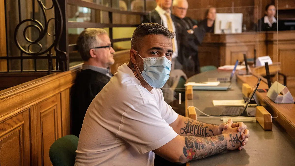 dpatopbilder - 17.08.2020, Berlin: Anis Mohamed Youssef Ferchichi, bekannt als Rapper Bushido, sitzt zu Beginn eines Prozesses gegen den Chef einer bekannten arabischstämmigen Großfamilie in einem Gerichtssaal des Landgerichts. Dem ehemaligen Geschäftspartner von Rapper Bushido werden mehrere Straftaten zum Nachteil von Bushido zur Last gelegt. Mitangeklagt sind drei Brüder von Arafat A.-Ch. Bushido ist in dem Verfahren am Landgericht in Berlin Nebenkläger. Foto: Paul Zinken/dpa-Zentralbild/Pool/dpa +++ dpa-Bildfunk +++