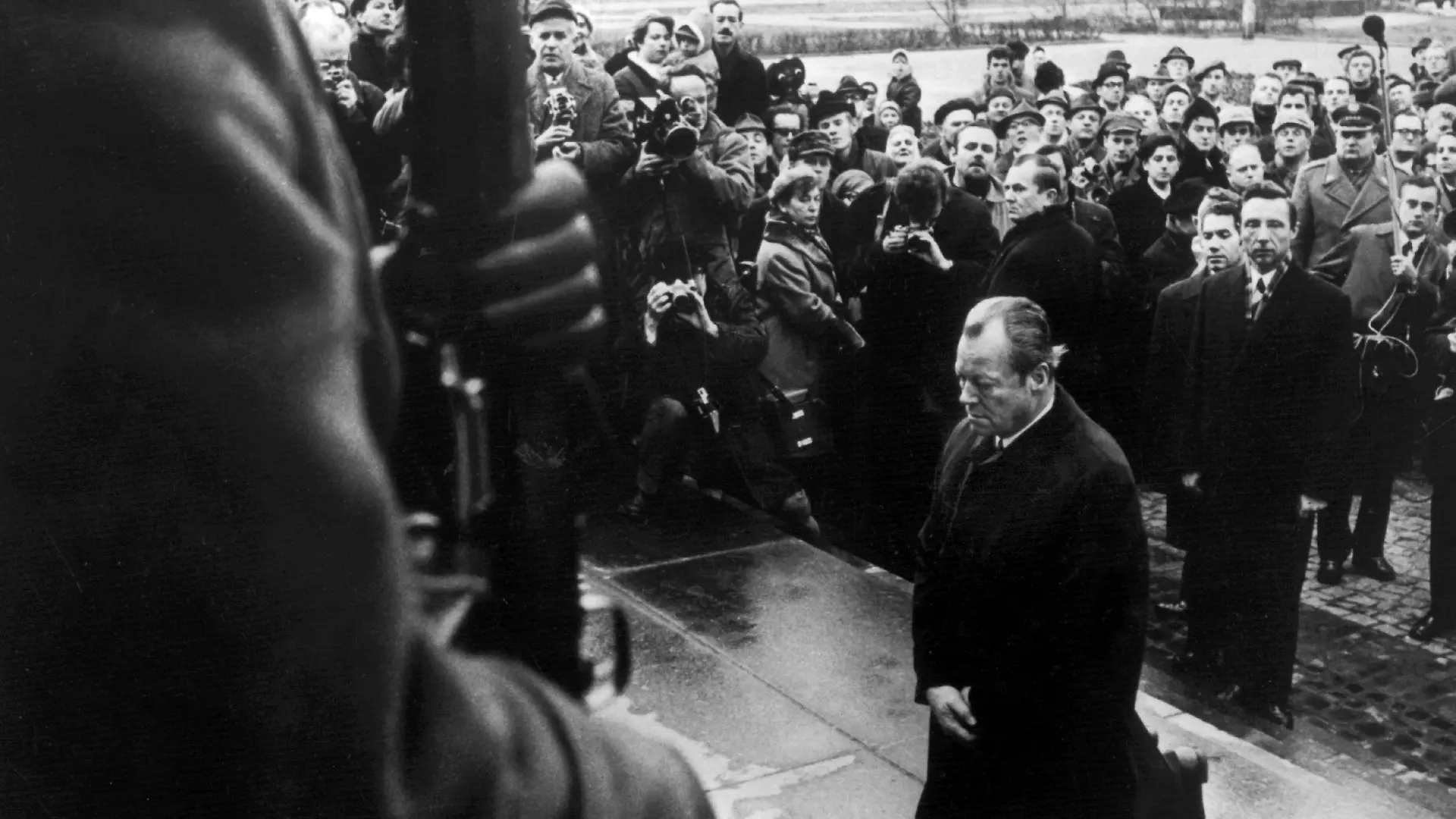 ARCHIV - Bundeskanzler Willy Brandt kniet am 7. Dezember 1970 vor dem Mahnmal im einstigen jüdischen Ghetto in Warschau, das den Helden des Ghetto-Aufstandes vom April 1943 gewidmet ist. dpa (nur s/w, zu dpa-Korr "Mehr als nur die alte Tante" - Themenpaket 150 Jahre Sozialdemokratie - vom 22.05.2013) +++(c) dpa - Bildfunk+++