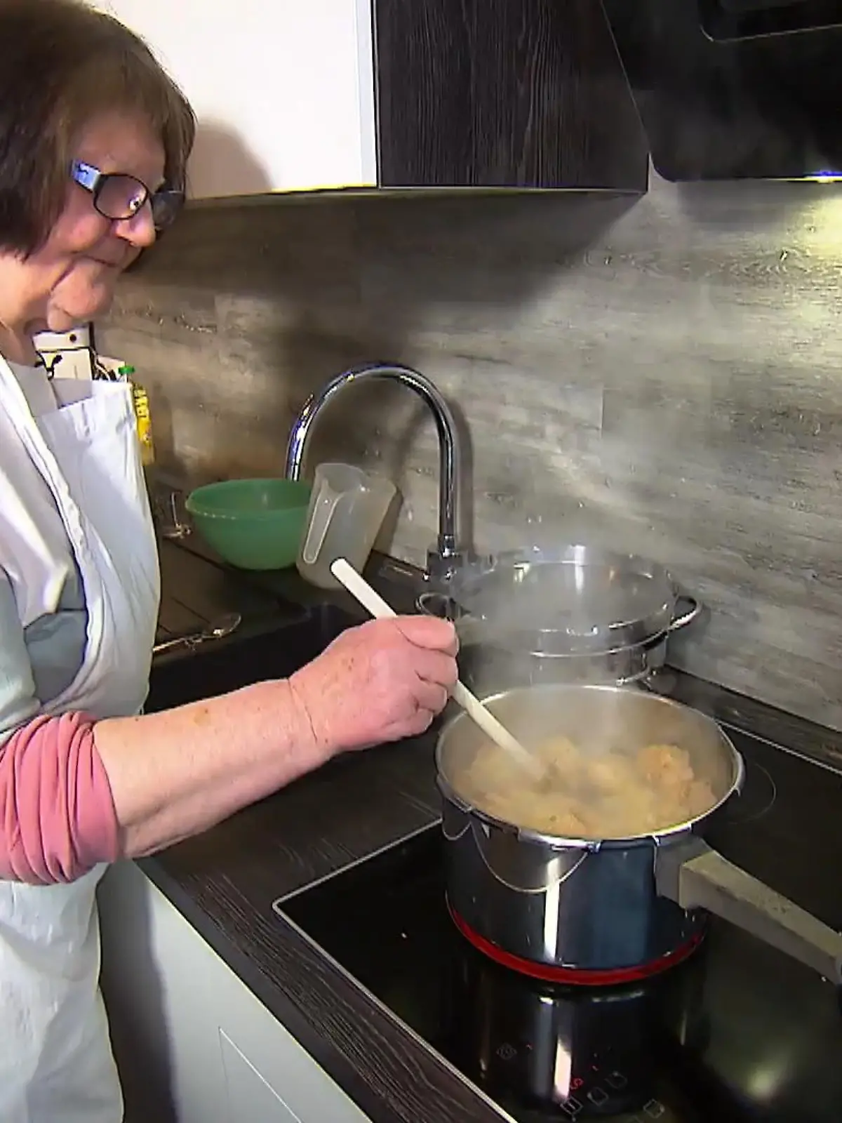 Nirgends schmeckt es so gut wie bei Oma – das trifft besonders auf Herta Fleck aus Helsa in Nordhessen zu. Die 72-Jährige ist mit ihren Rezepten sogar richtig erfolgreich und betreibt ihren eigenen Instagram-Kanal „Vegranny“. Das Besondere: Oma Herta kocht die klassische Hausmannskost nur vegan, also Soja- statt Schweineschnitzel. Und damit begeistert sie nicht nur ihre Enkelinnen Luigina und Valentina und Ehemann Klaus, sondern auch über 3.000 Abonnenten auf Instagram.