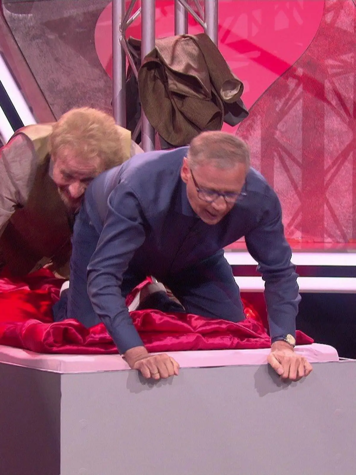 Thomas Gottschalk und Günther Jauch beweisen, dass sie noch geschmeidig in den Hüften sind.