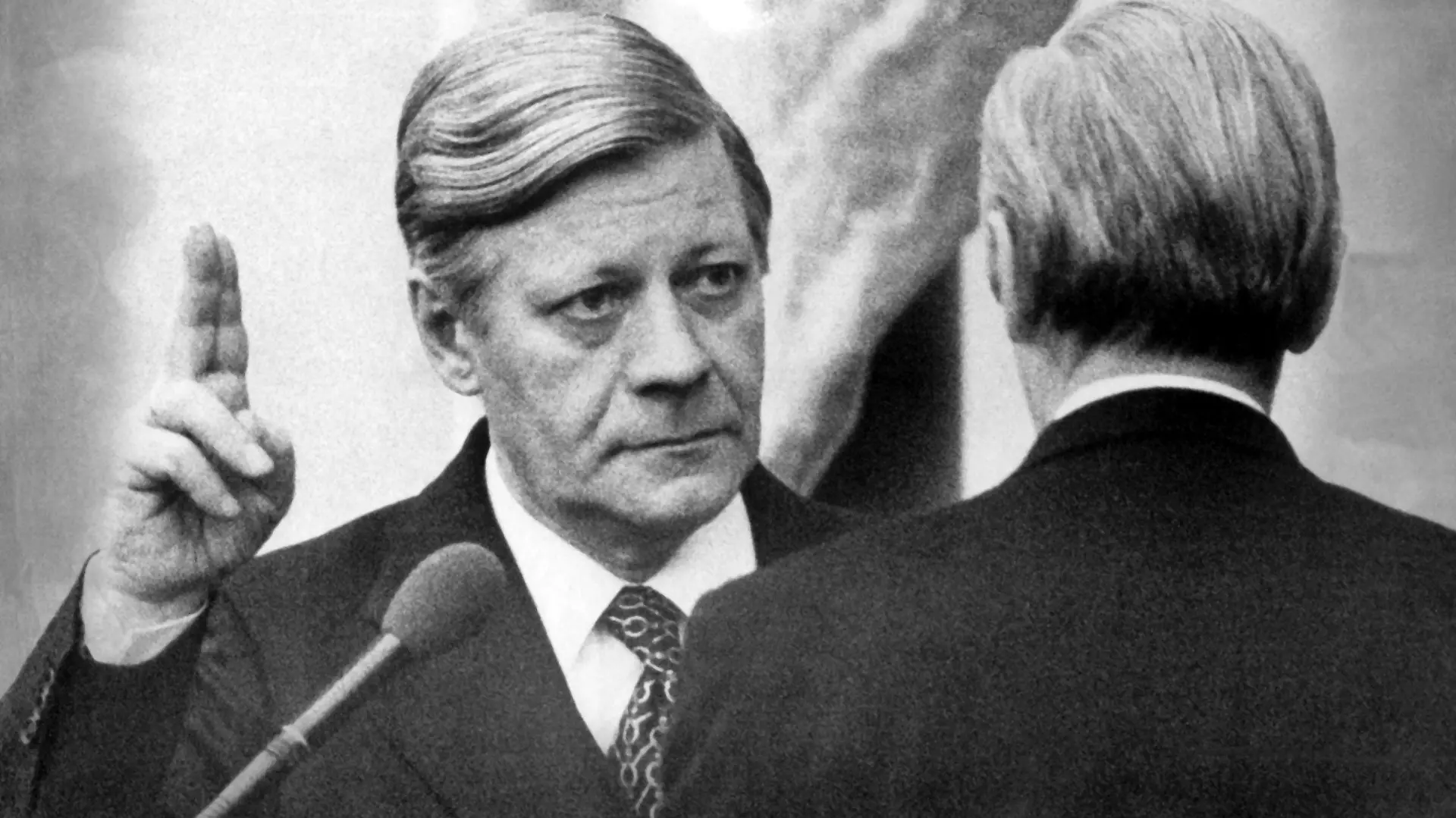 ARCHIV - Knapp zwei Stunden nach seiner erneuten Wahl durch den Deutschen Bundestag wird Helmut Schmidt (l, SPD) am 15.12.1976 von Parlamentspräsident Karl Carstens als Bundeskanzler vereidigt. Schmidt wir am 23. Dezember 2013 95 Jahre alt. Foto: Egon Steiner/dpa (zu dpa «Unterwegs in die politische Unsterblichkeit - Helmut Schmidt wird 95» vom 17.12.2013)