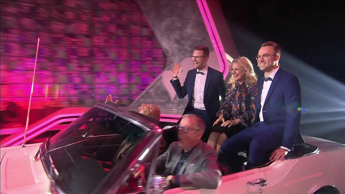 Da kommt das zukünftige Ehepaar! Simon und Simon werden bei "Denn sie wissen nicht, was passiert" heiraten.