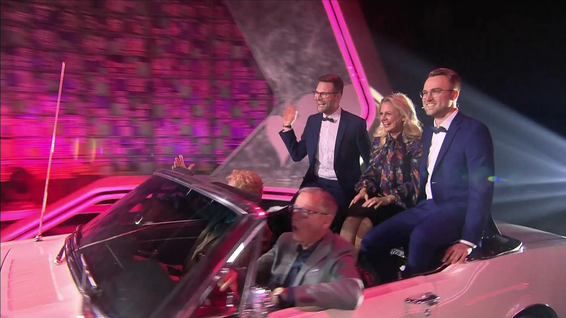 Da kommt das zukünftige Ehepaar! Simon und Simon werden bei "Denn sie wissen nicht, was passiert" heiraten.